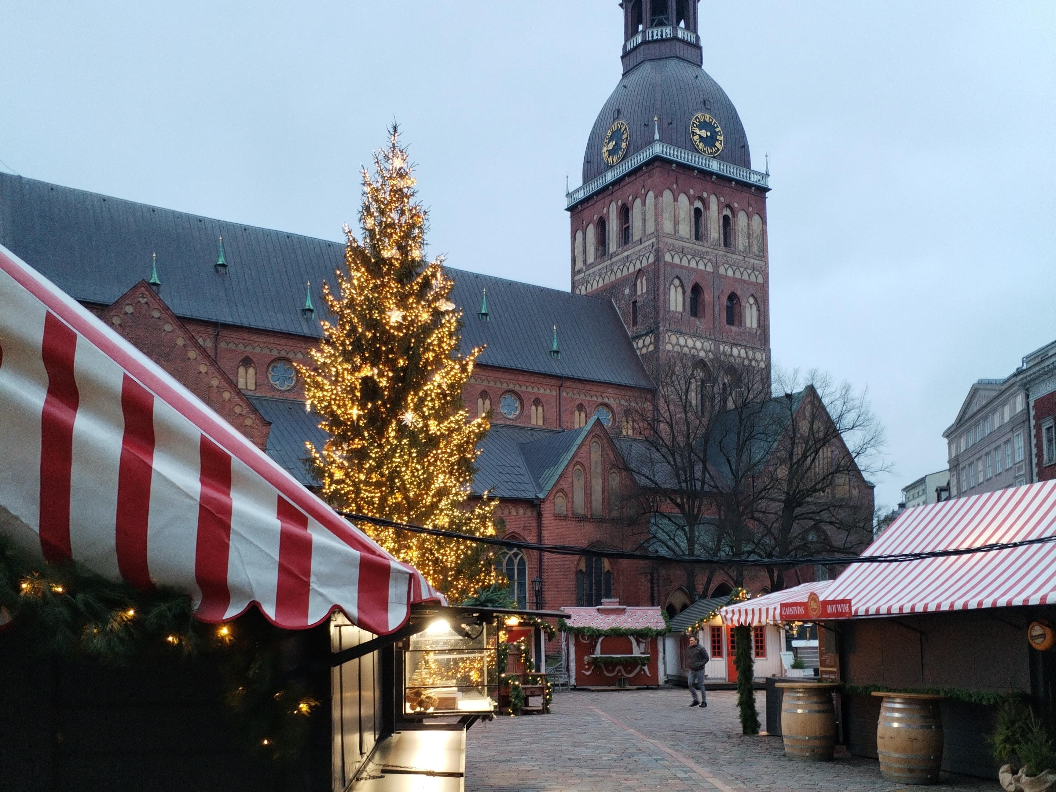 Riga Highlights Tour: Old Town, Art Nouveau & Central Market