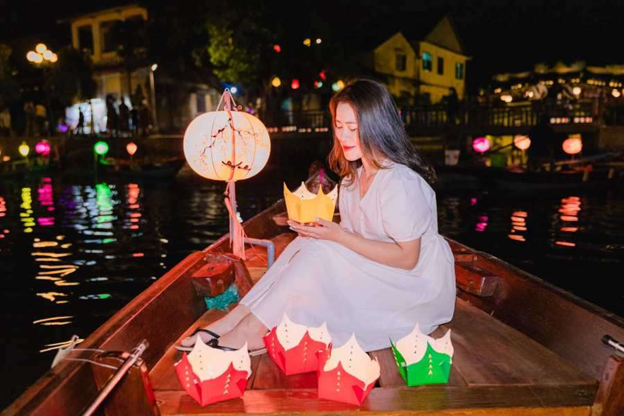Hoai River Evening Boat Ride with Lantern Release