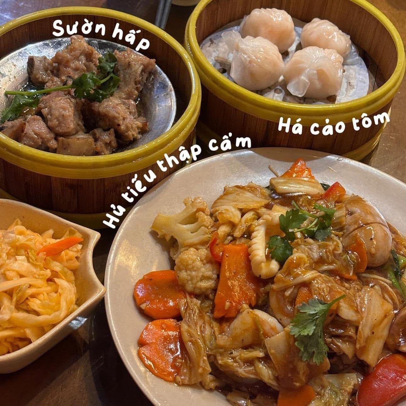 Hanoi Street Food Walking Tour with Train Street Visit