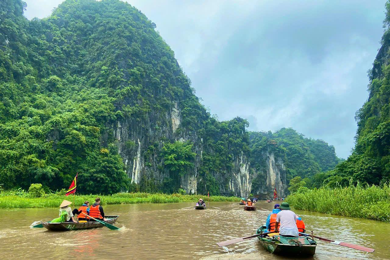 Hanoi to Ninh Binh: Hoa Lu, Tam Coc or Trang An & Mua Cave Day Tour