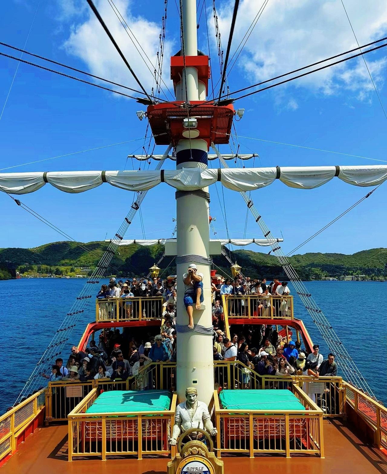 Mt. Fuji & Hakone Full-Day Tour with Ropeway & Lake Ashi Cruise