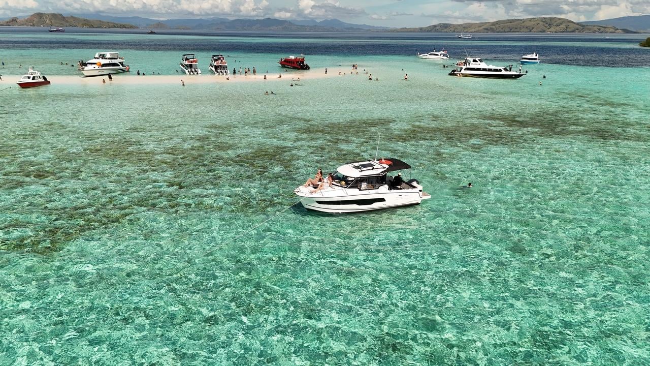 Komodo 6-Island Private Yacht Day Trip with Manta Ray Snorkeling