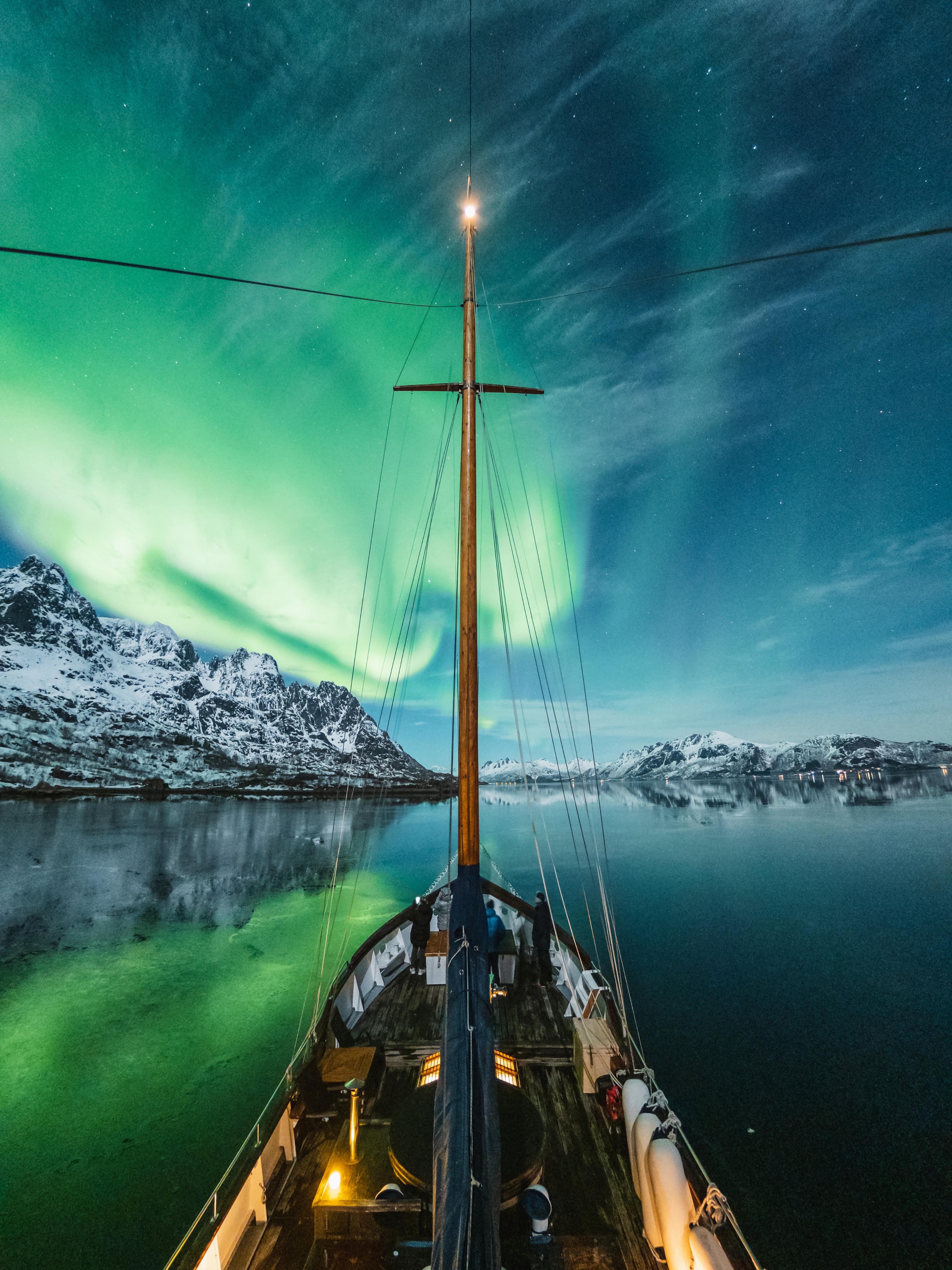 Tromso: Northern Lights Yacht Cruise with Hot Tub & Dinner