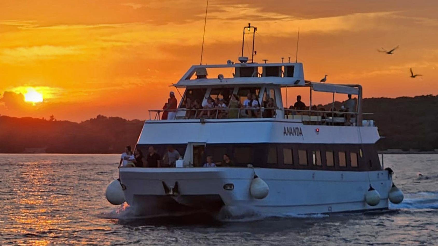 Pula Dolphin Sunset Cruise to Brijuni with Dinner