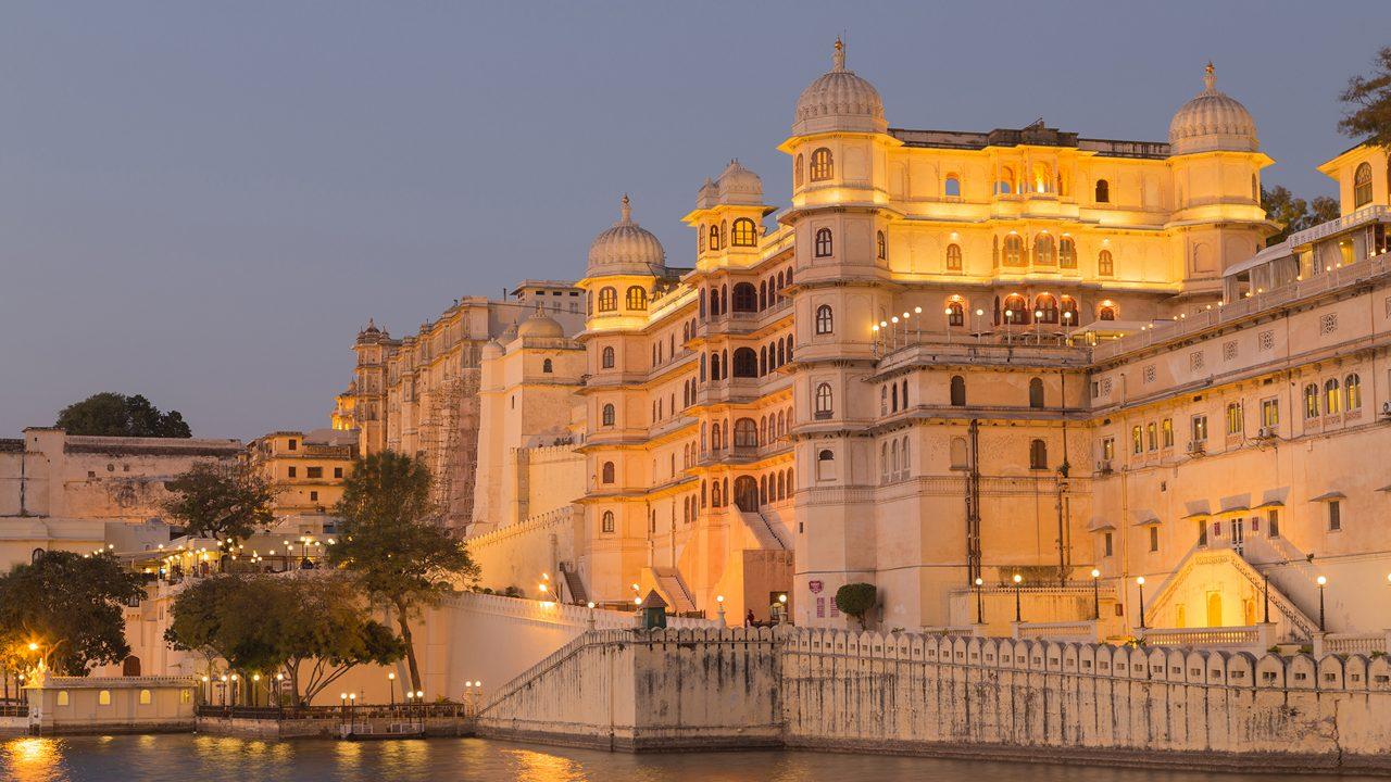Lake Pichola Sunset Cruise & Old City Walking Tour
