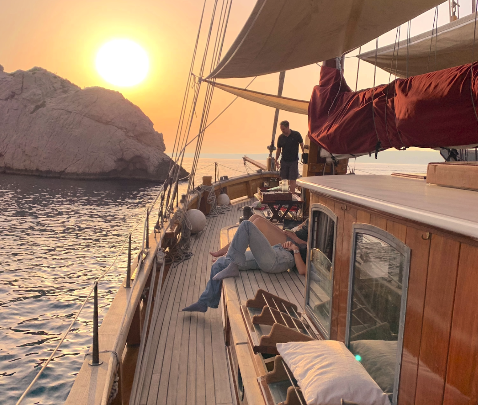 Marseille Evening Sail to the Calanques du Frioul with Dinner & Rosé