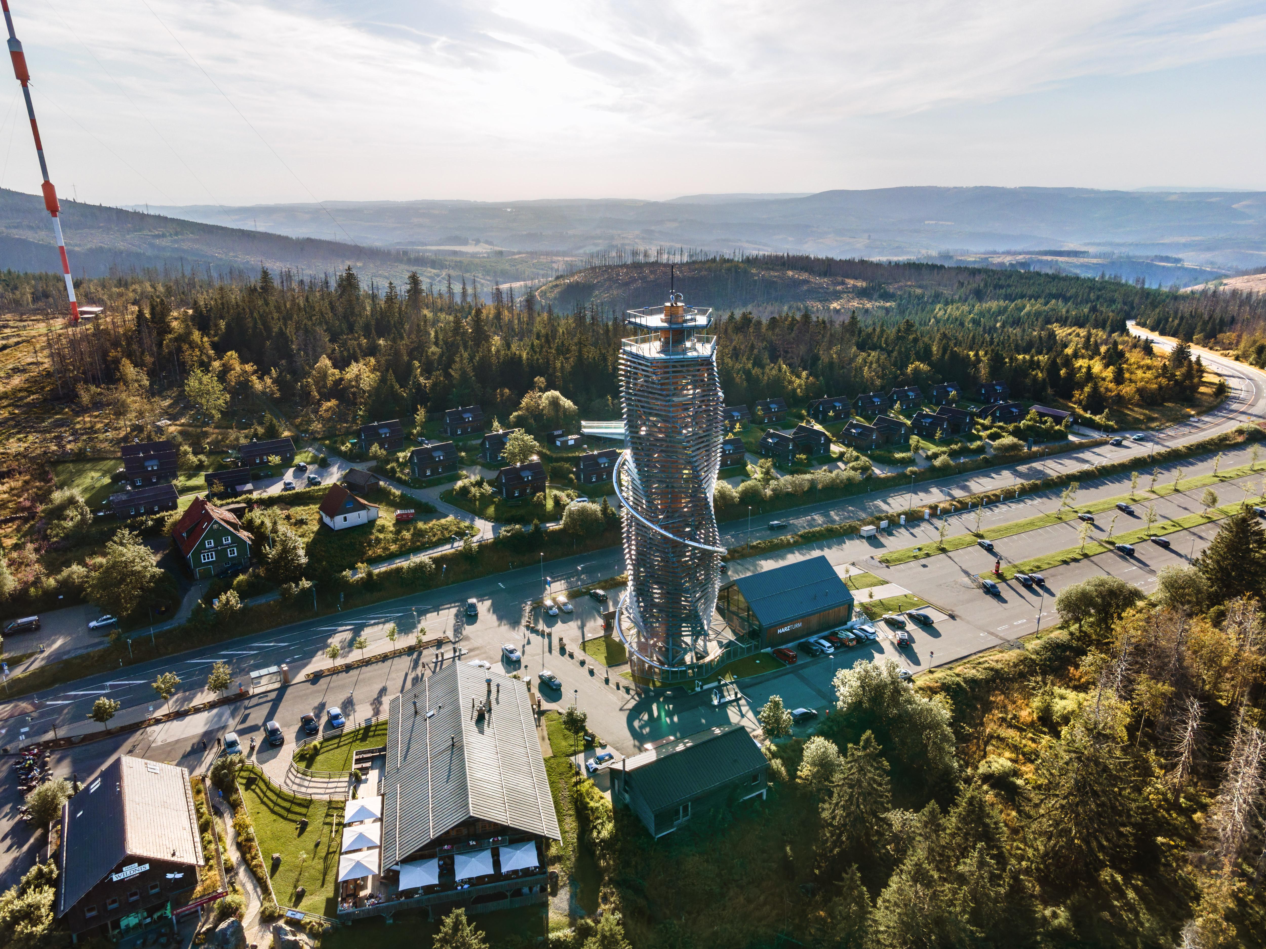 Luftbild des Harzturms mit Parkplatz und umgebendem Wald bei Torfhaus
