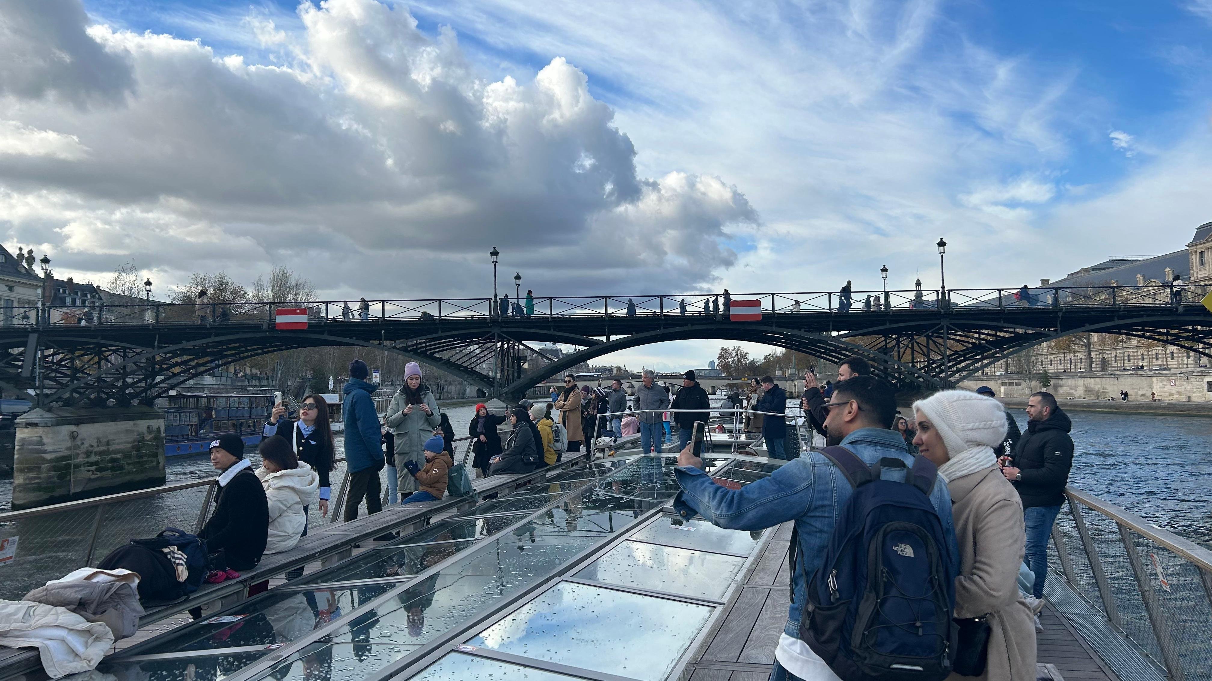 Paris: 1-Hour Seine River Sightseeing Cruise from the Eiffel Tower