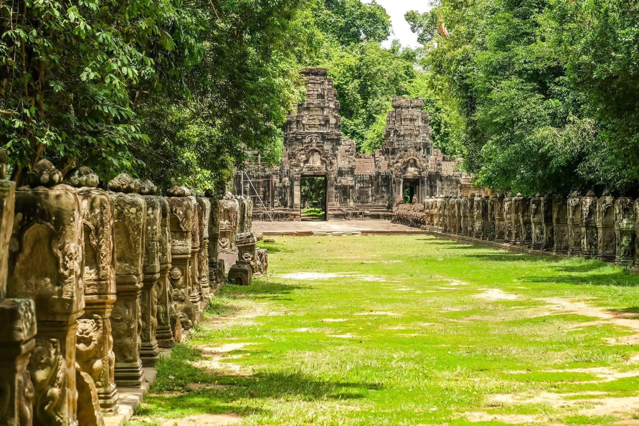 Siem Reap Grand Circuit & Killing Fields Tuk-Tuk Tour