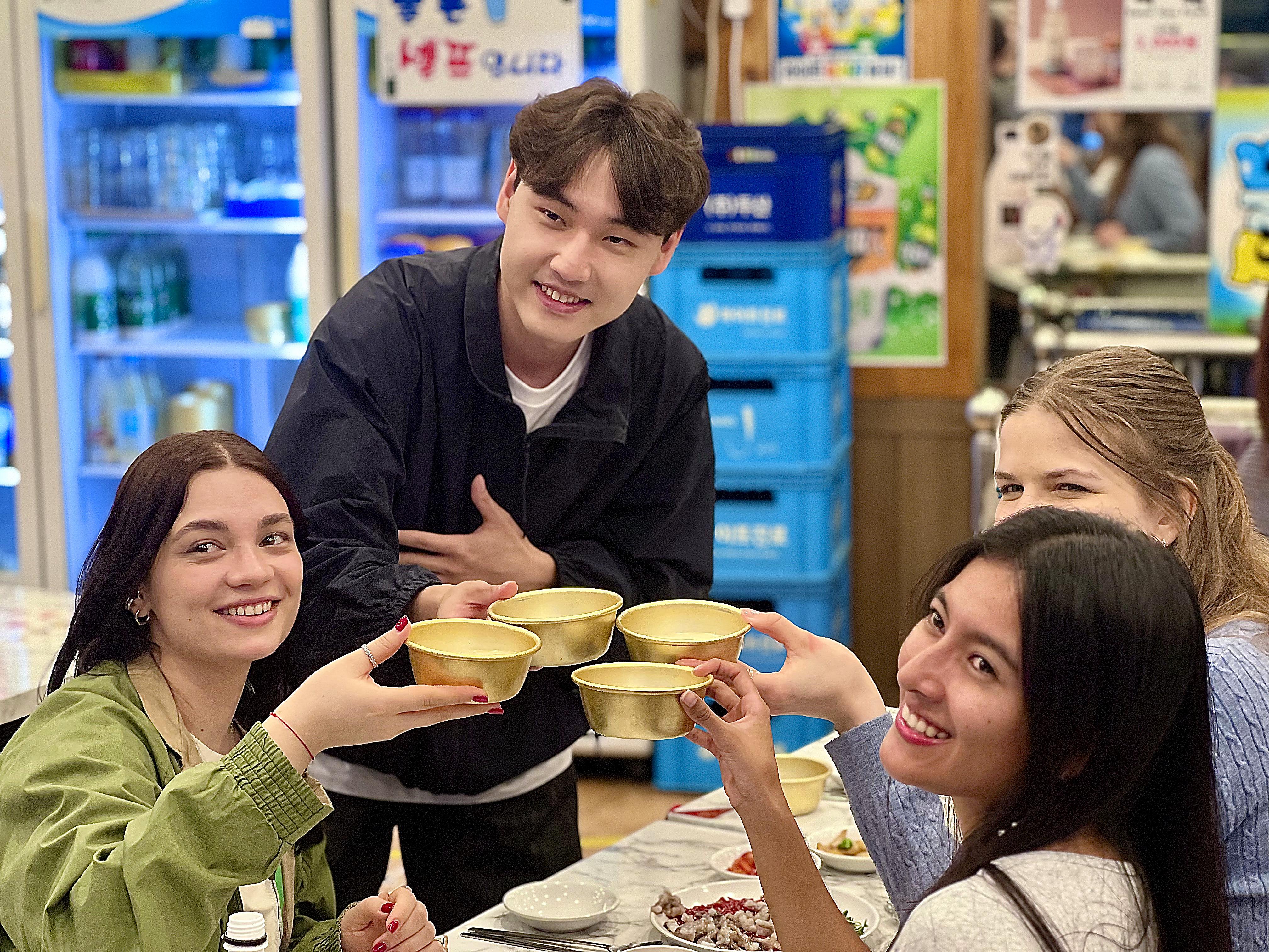 Seoul After Dark: Palace, Street Food & Temple Night Tour