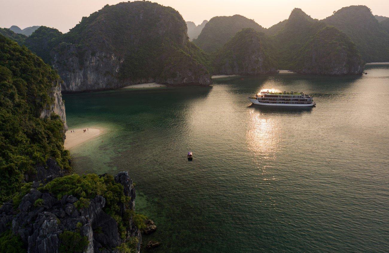 Ha Long & Lan Ha Bay 3-Day Cruise with Private Balcony