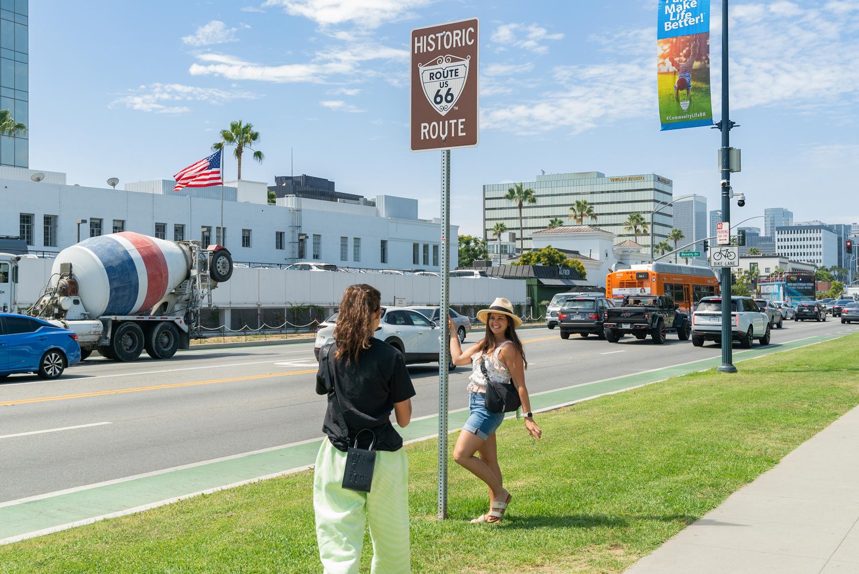 Los Angeles celebrity homes tour — open-air bus on the Hollywood and Beverly Hills route — image 2