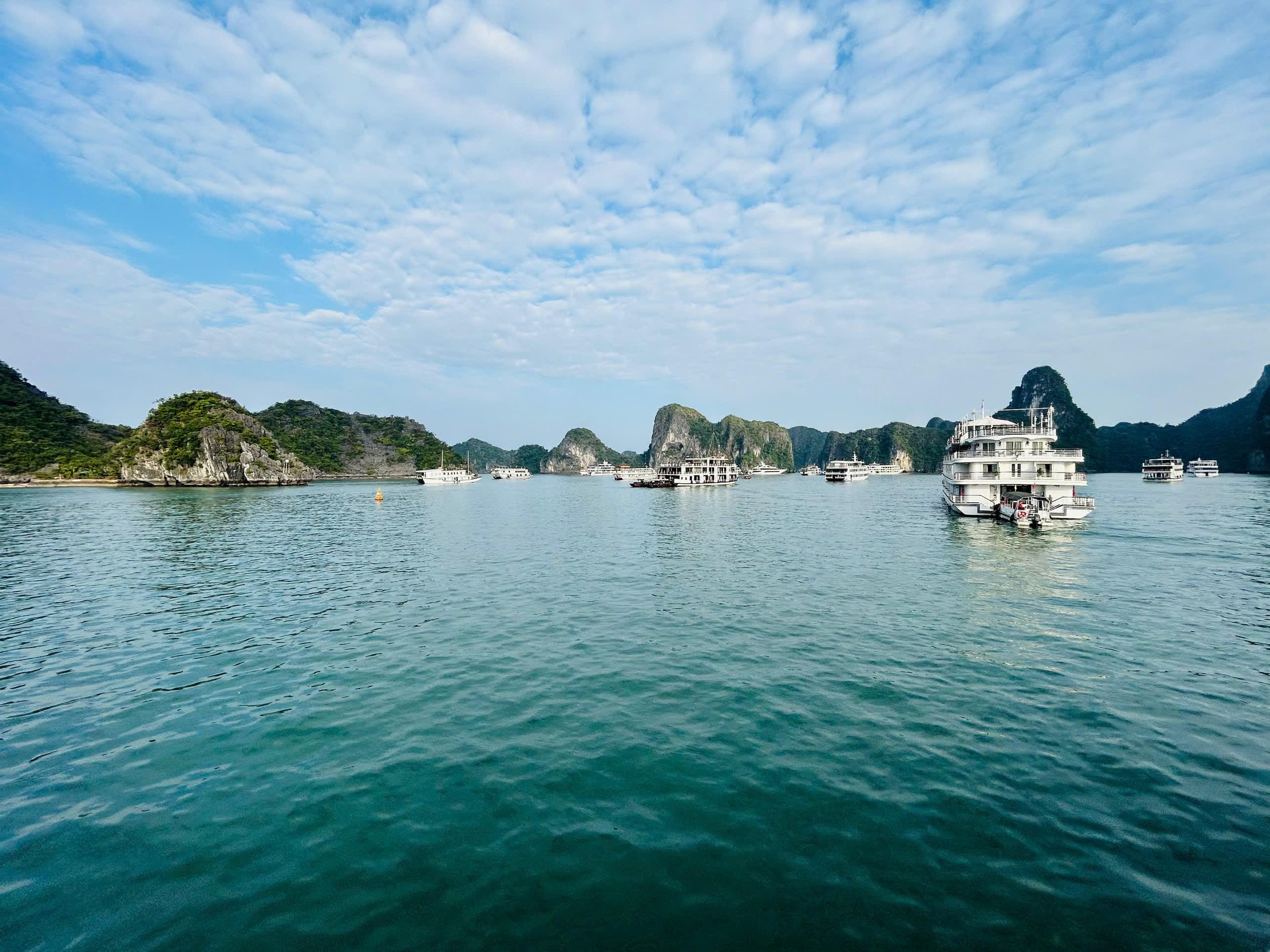 Ha Long Bay Full-Day Cruise: Caves, Kayaking & Scenic Views
