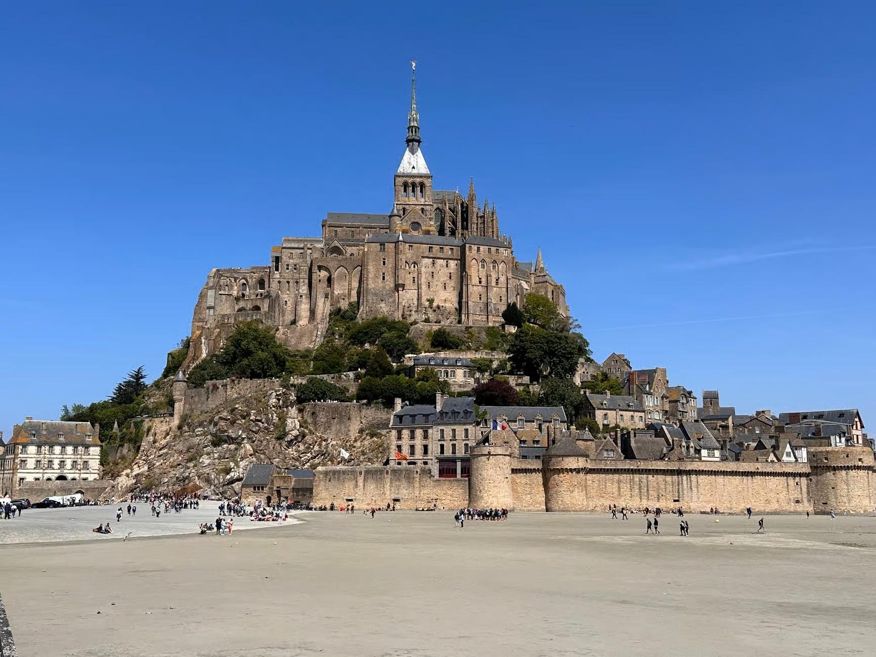 Mont Saint-Michel Day Trip from Paris with Chinese-Speaking Guide