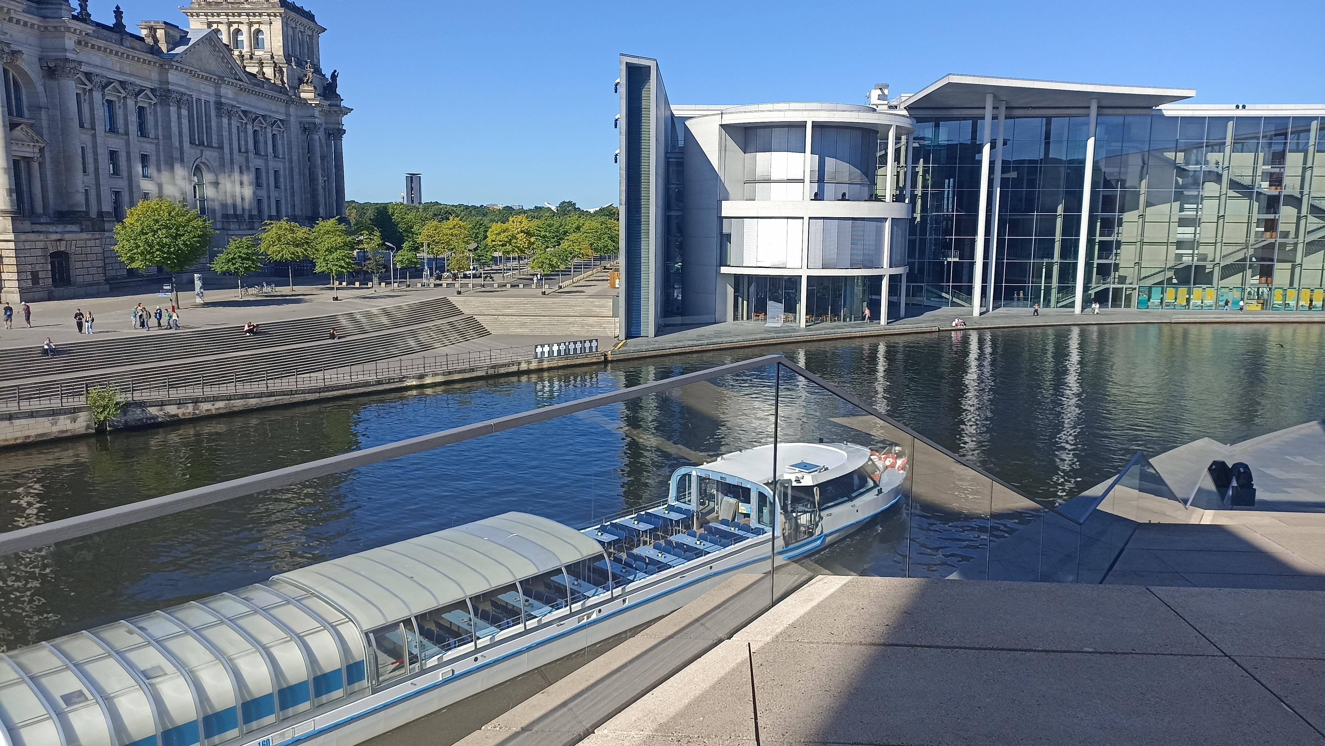 Guided tour of the Government Quarter with a visit to the Reichstag Plenary Chamber and Cuppola