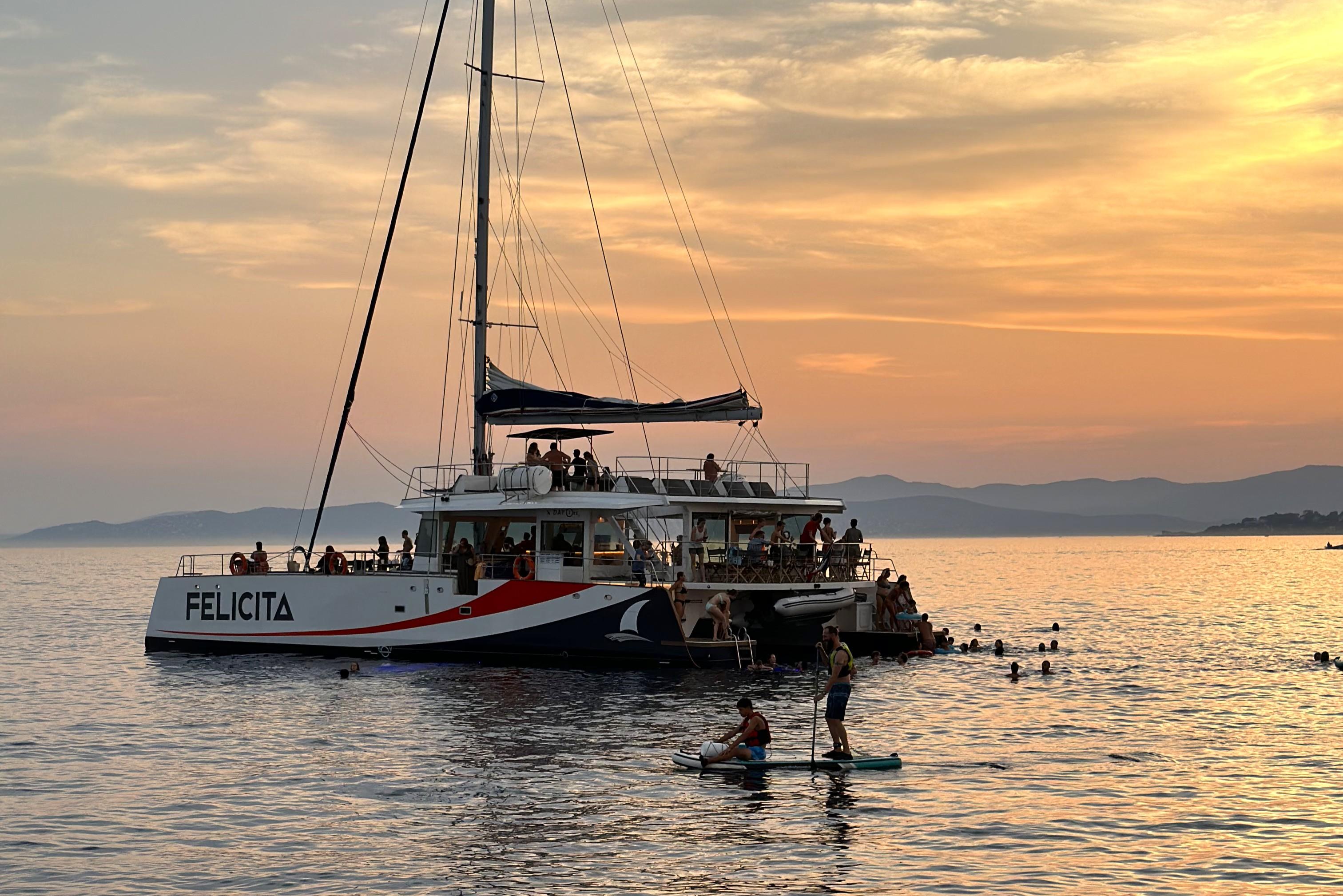 Evening Catamaran Cruise with Dinner at Île d'Or