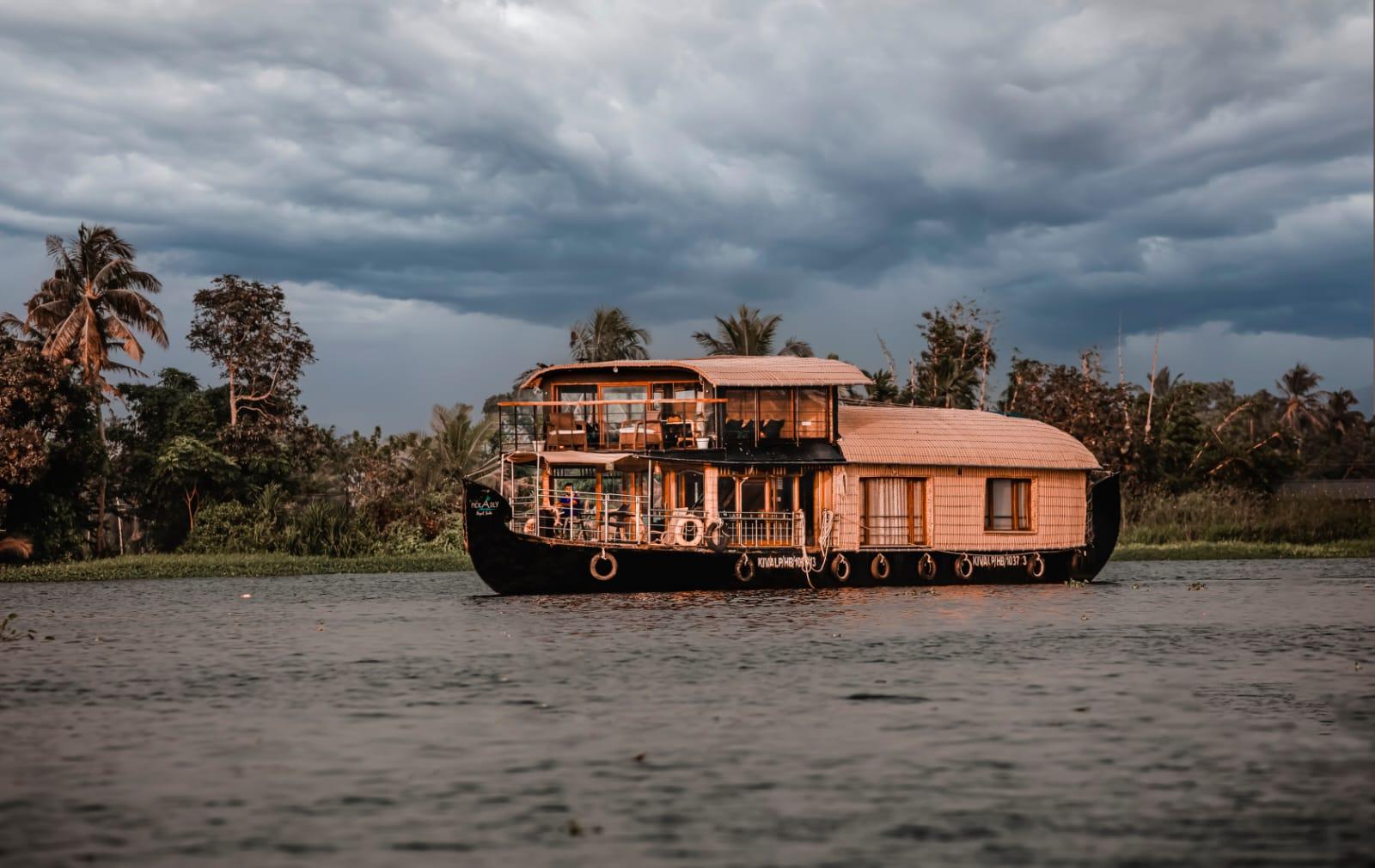 5-Day Kerala Escape: Munnar Hills, Thekkady Wildlife & Alleppey Houseboat