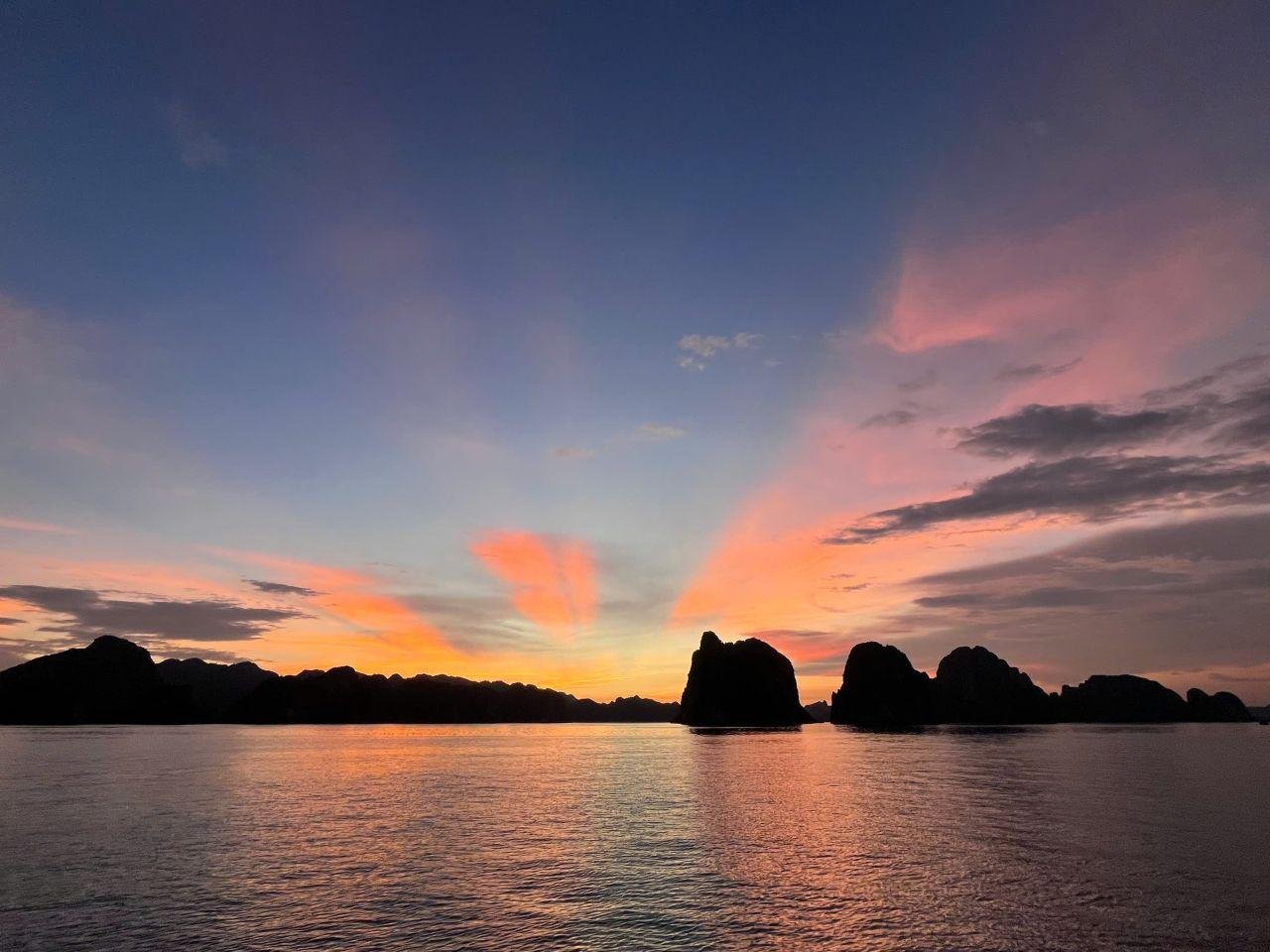Ha Long Bay Day Trip from Hanoi: Luxury or Standard Cruise with Lunch