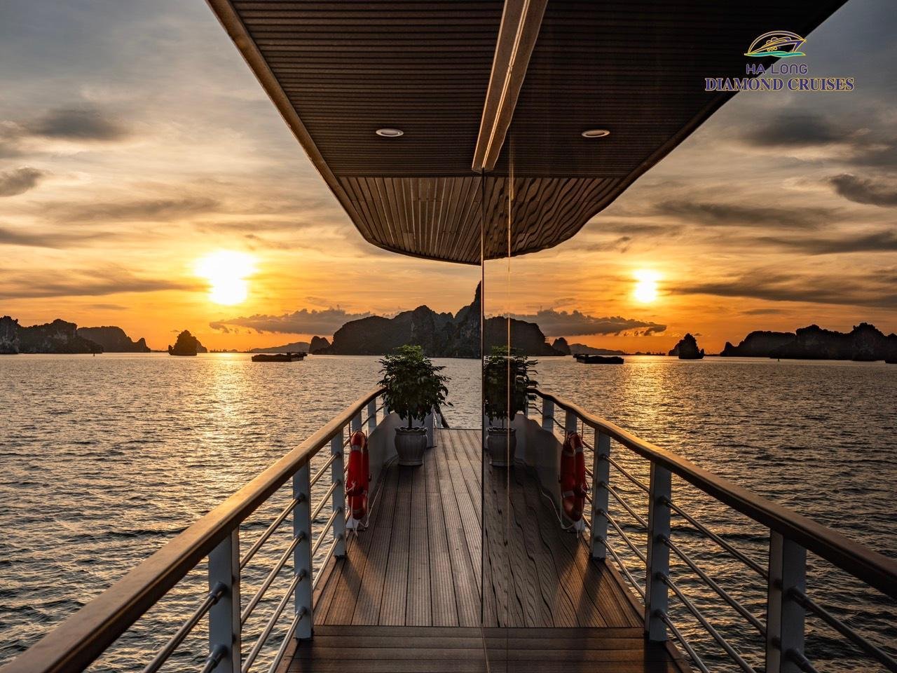 Ha Long Bay Full-Day Luxury Cruise from Hanoi