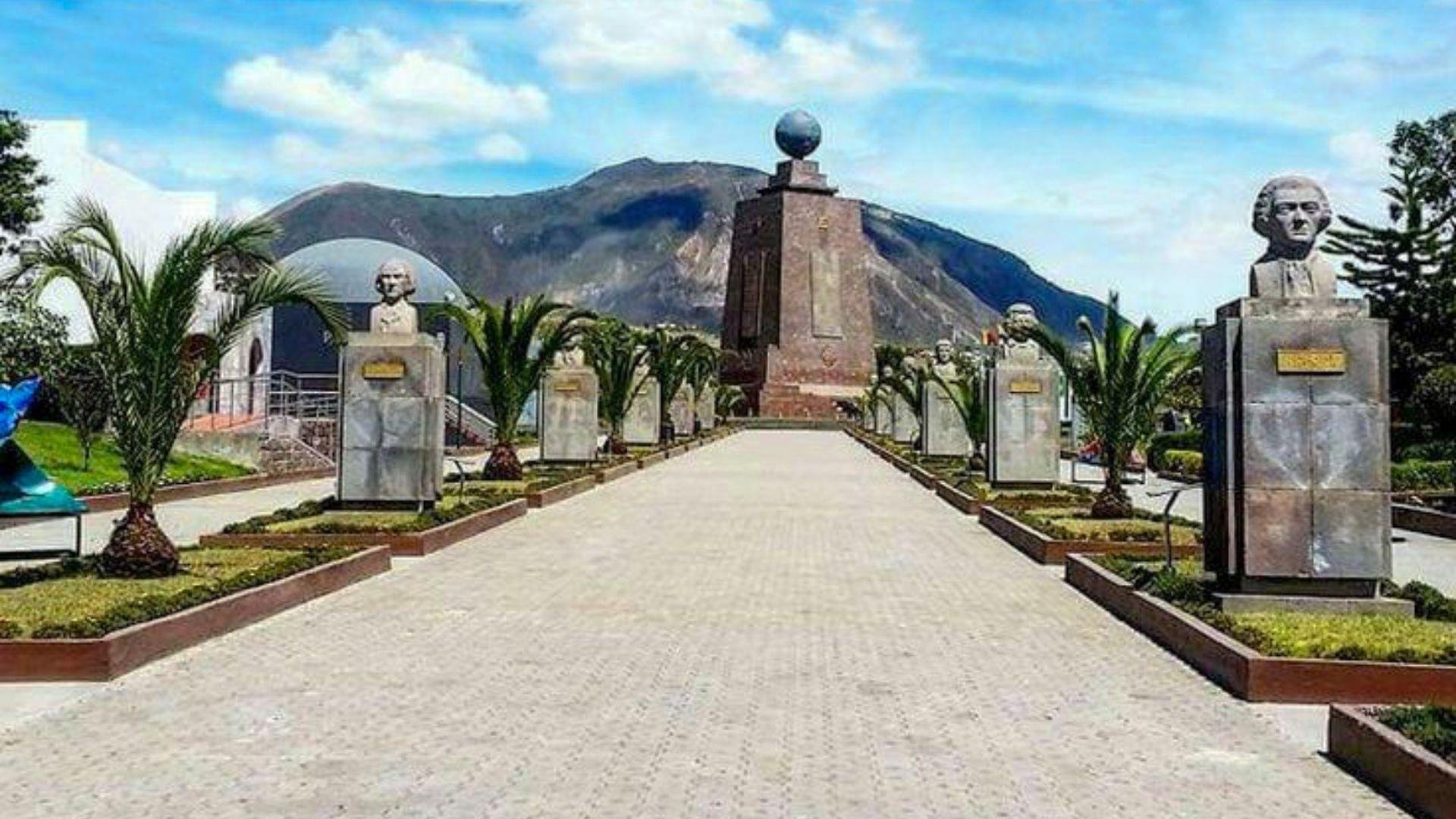 Quito: Middle of the World & Pululahua Volcano Tour
