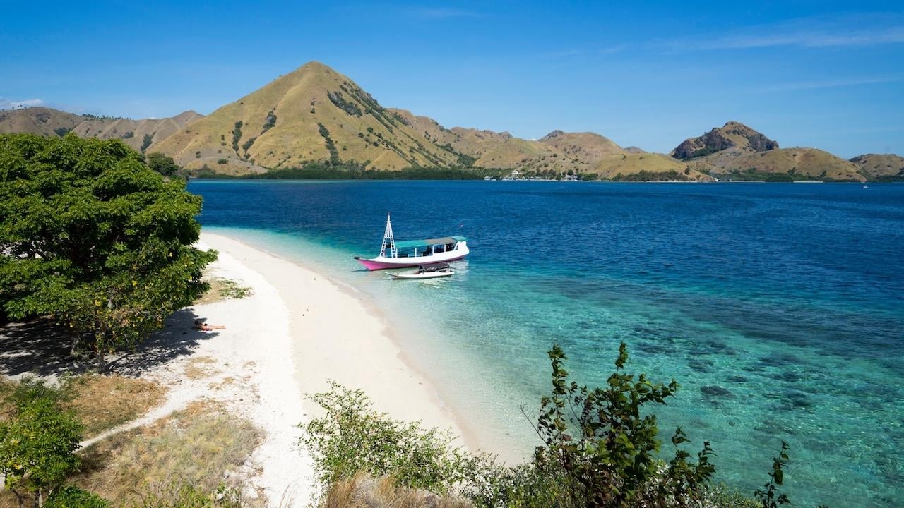 Komodo 6-Island Private Yacht Day Trip with Manta Ray Snorkeling