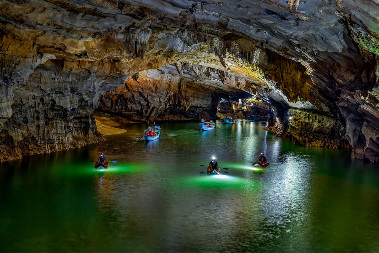 Phong Nha Cave boat tour Son River dragon boat and Paradise Cave karst — image 16