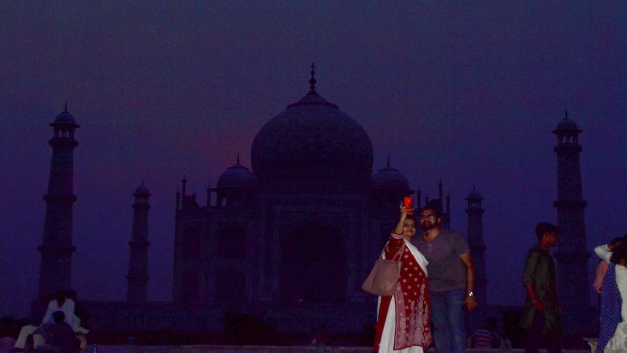 Delhi to Agra: Taj Mahal by Moonlight & Agra Fort Day Tour