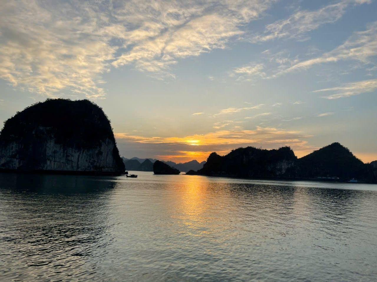 Ha Long Bay Day Trip from Hanoi: Luxury or Standard Cruise with Lunch