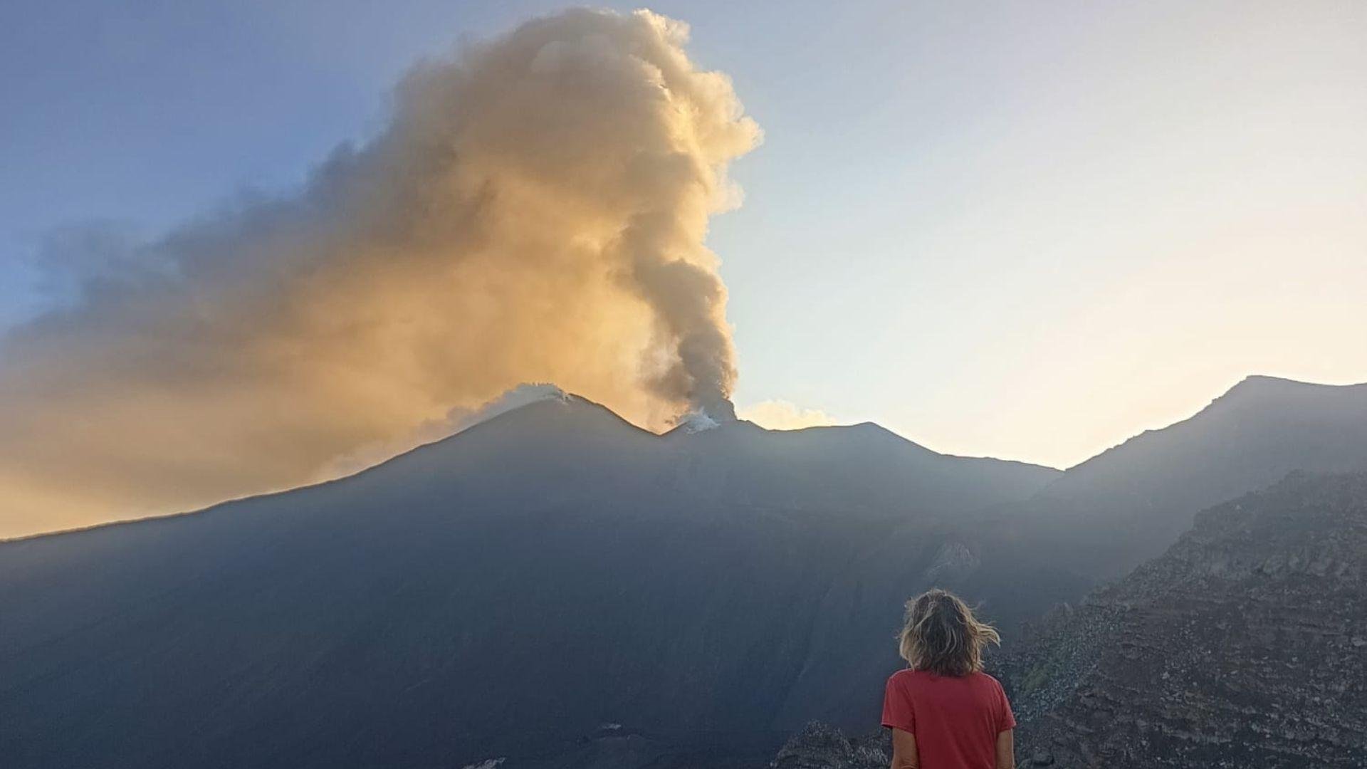 Etna Sunset Tour: Volcano trek, Cave & tasting from Catania