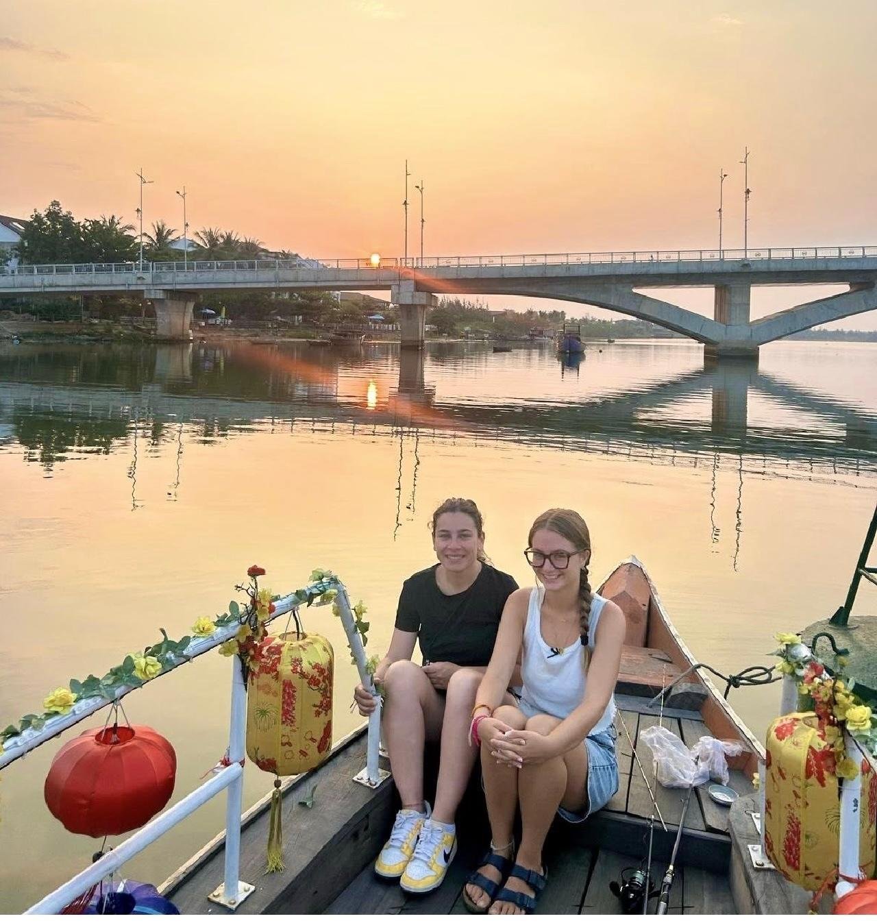 Hoi An Sunset River Cruise with Basket Boat & Lantern Release