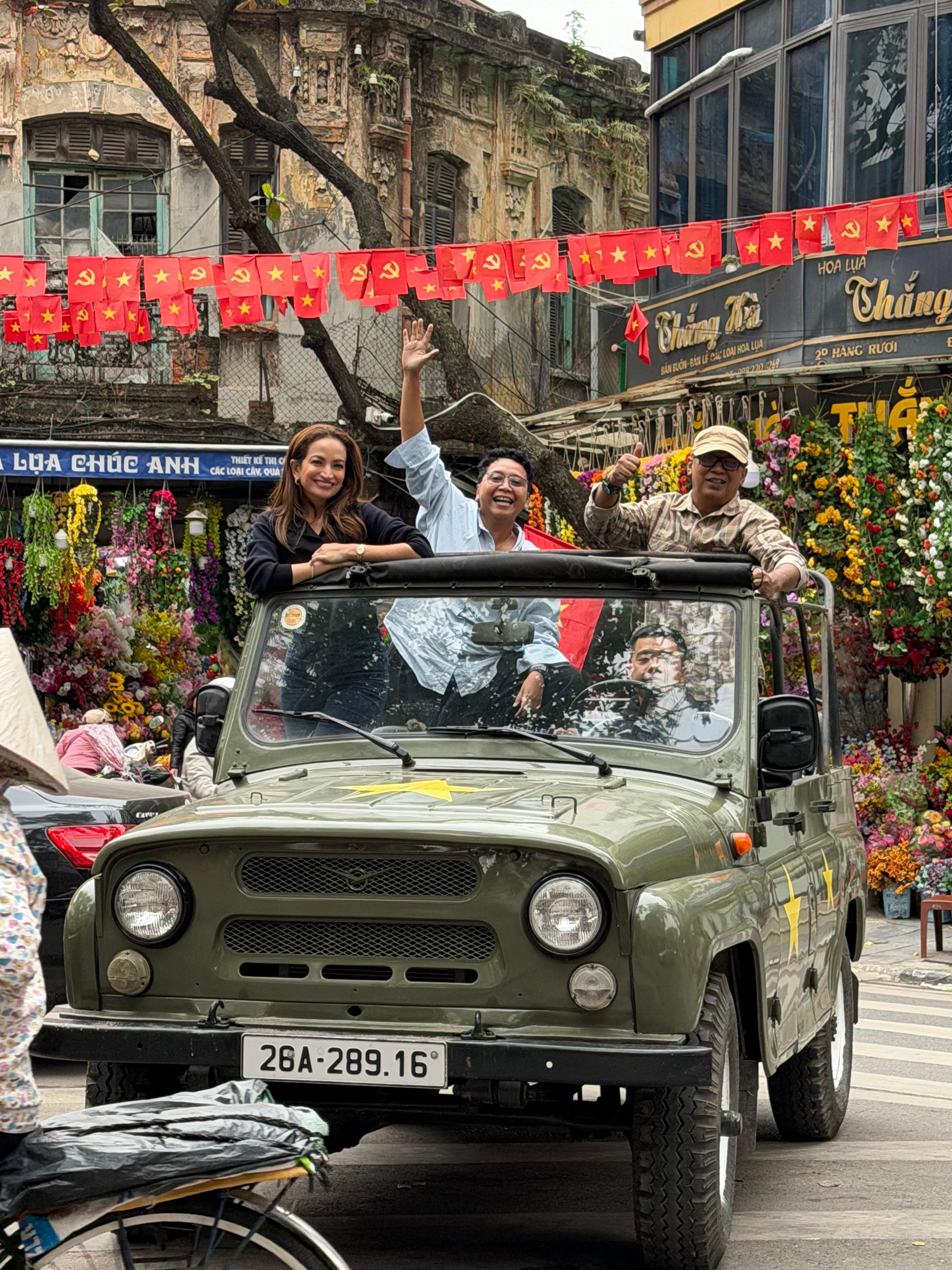 Hanoi Vintage Jeep Tour: Train Street, Banana Island & Local Life