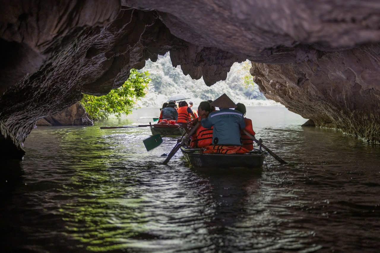 Hanoi to Ninh Binh: Hoa Lu, Trang An & Mua Cave Day Tour