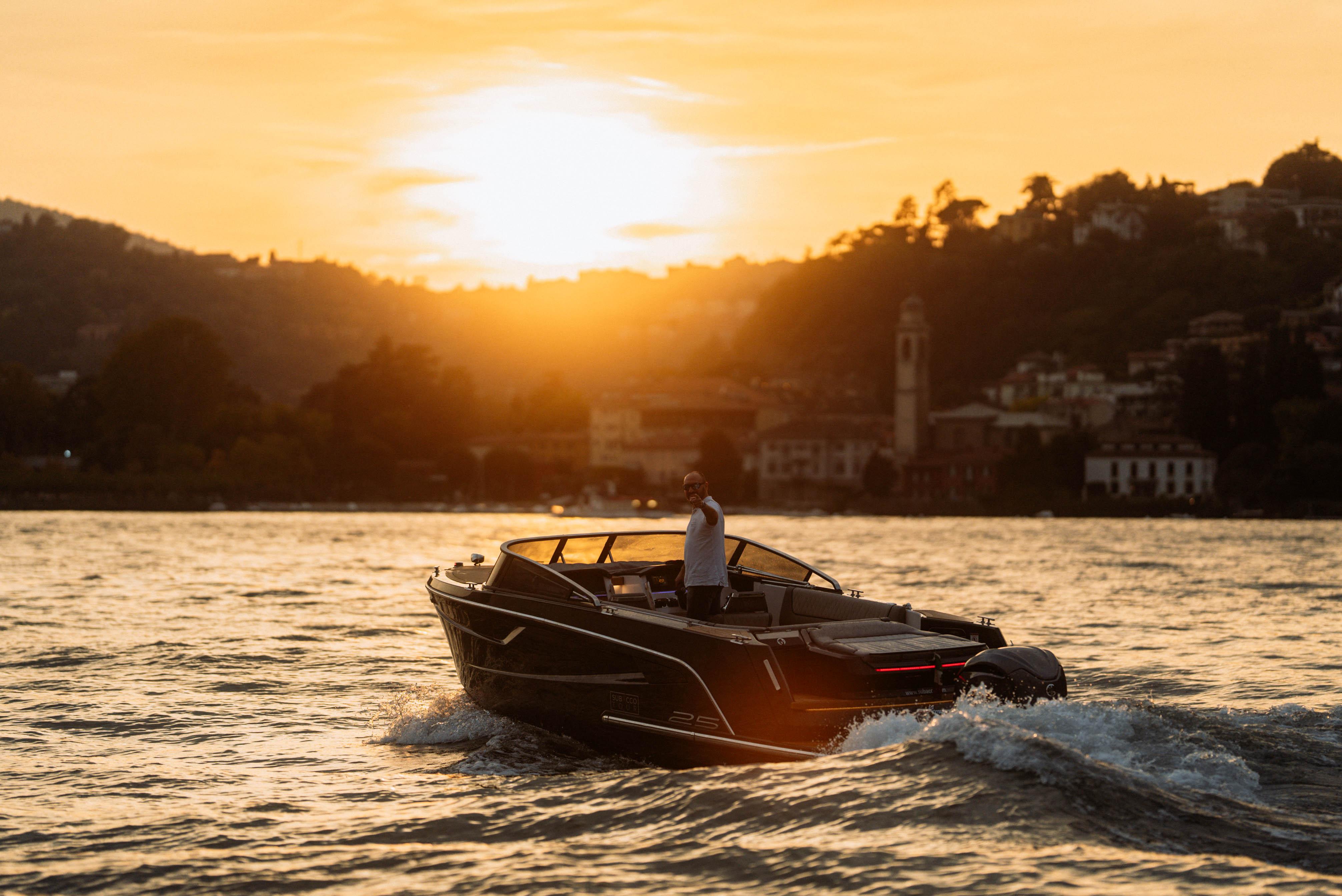 Lake Como: 2-Hour Luxury Boat Tour with Captain & Villas