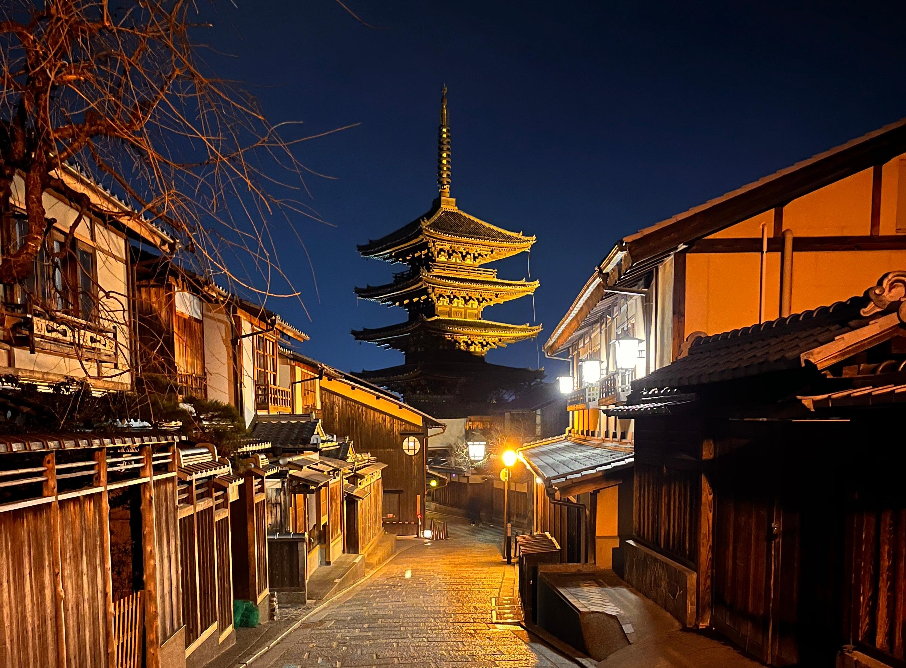 Gion Evening Walk & Geisha Traditions