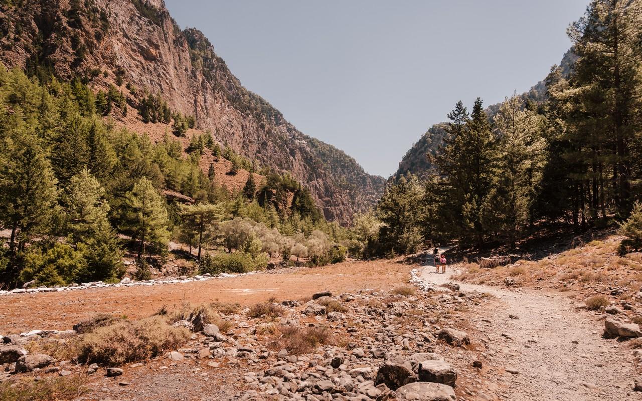Samaria Gorge hike Crete — Xyloskalo descent, Iron Gates Sideroportes, kri-kri ibex, Agia Roumeli Libyan Sea — image 65
