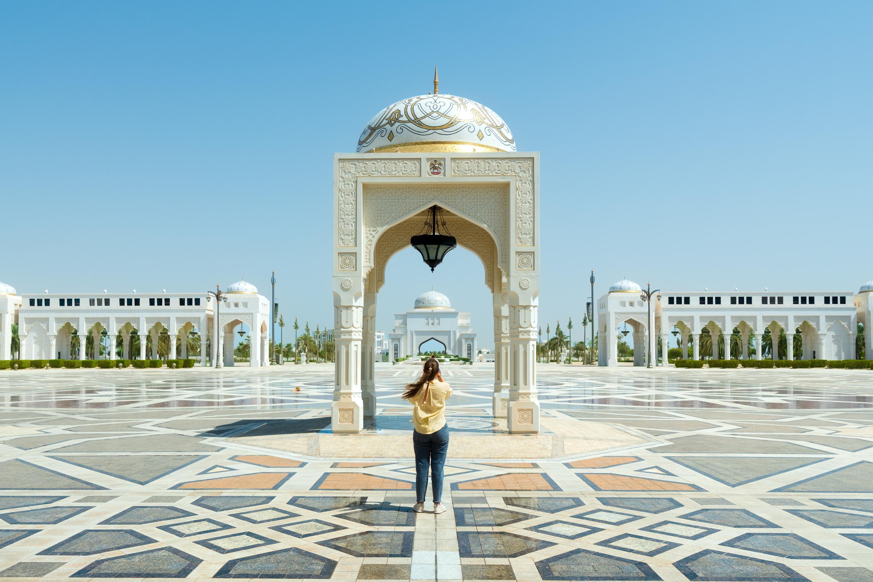 Dubai to Abu Dhabi Private Day Tour: Grand Mosque, Royal Palace & City Icons