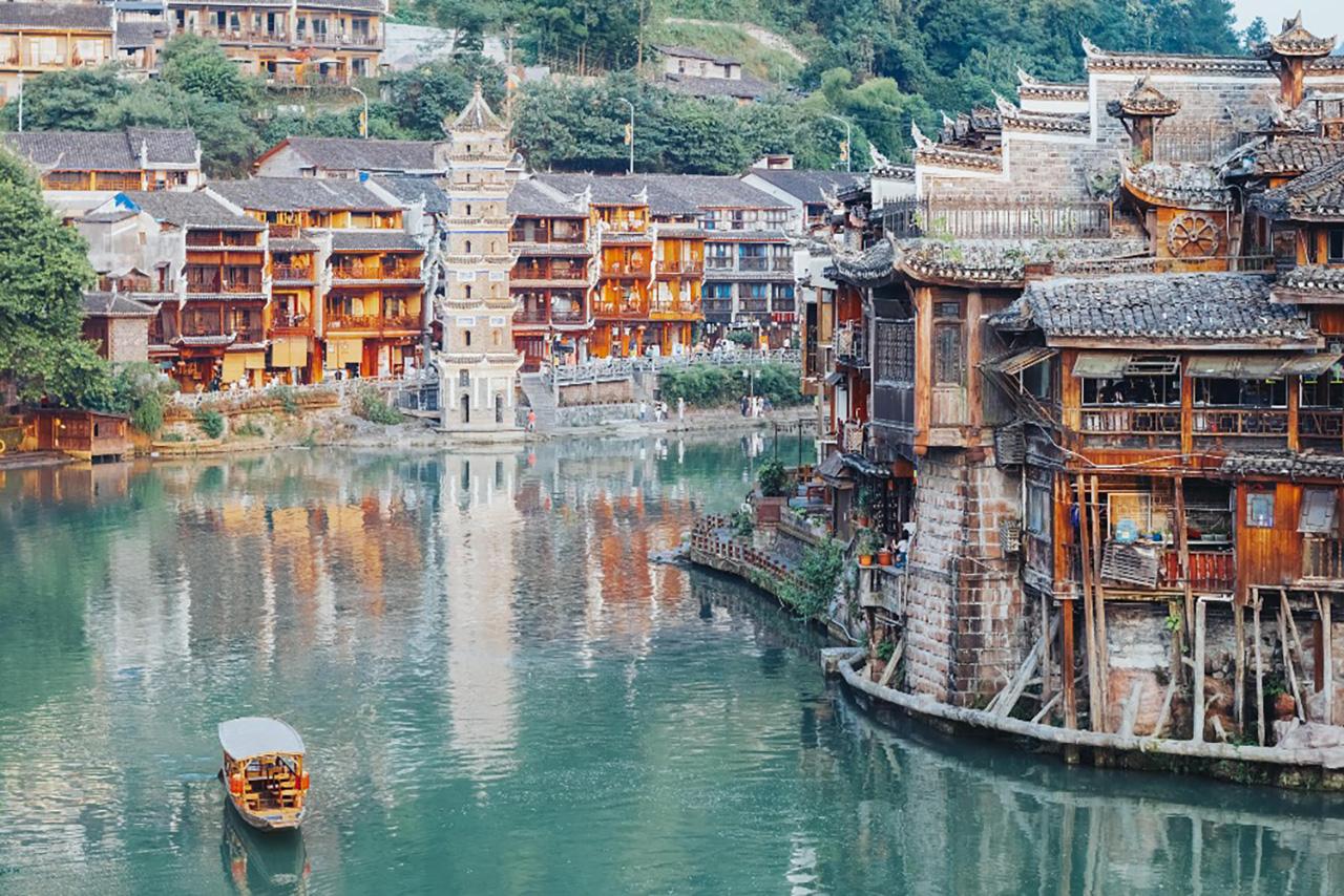 Zhangjiajie to Fenghuang & Furong Waterfall Town: Private Day Tour