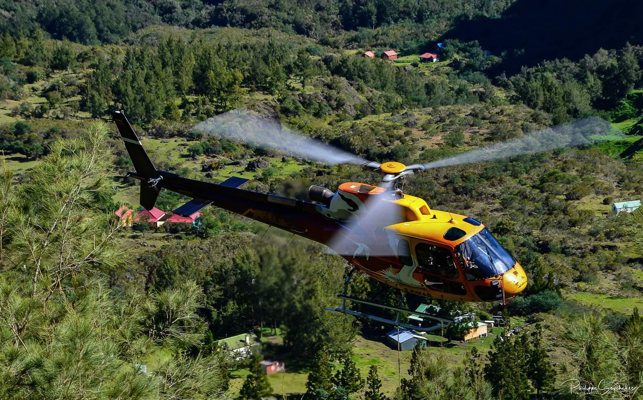 Helicopter Tour Over Réunion's Three Cirques