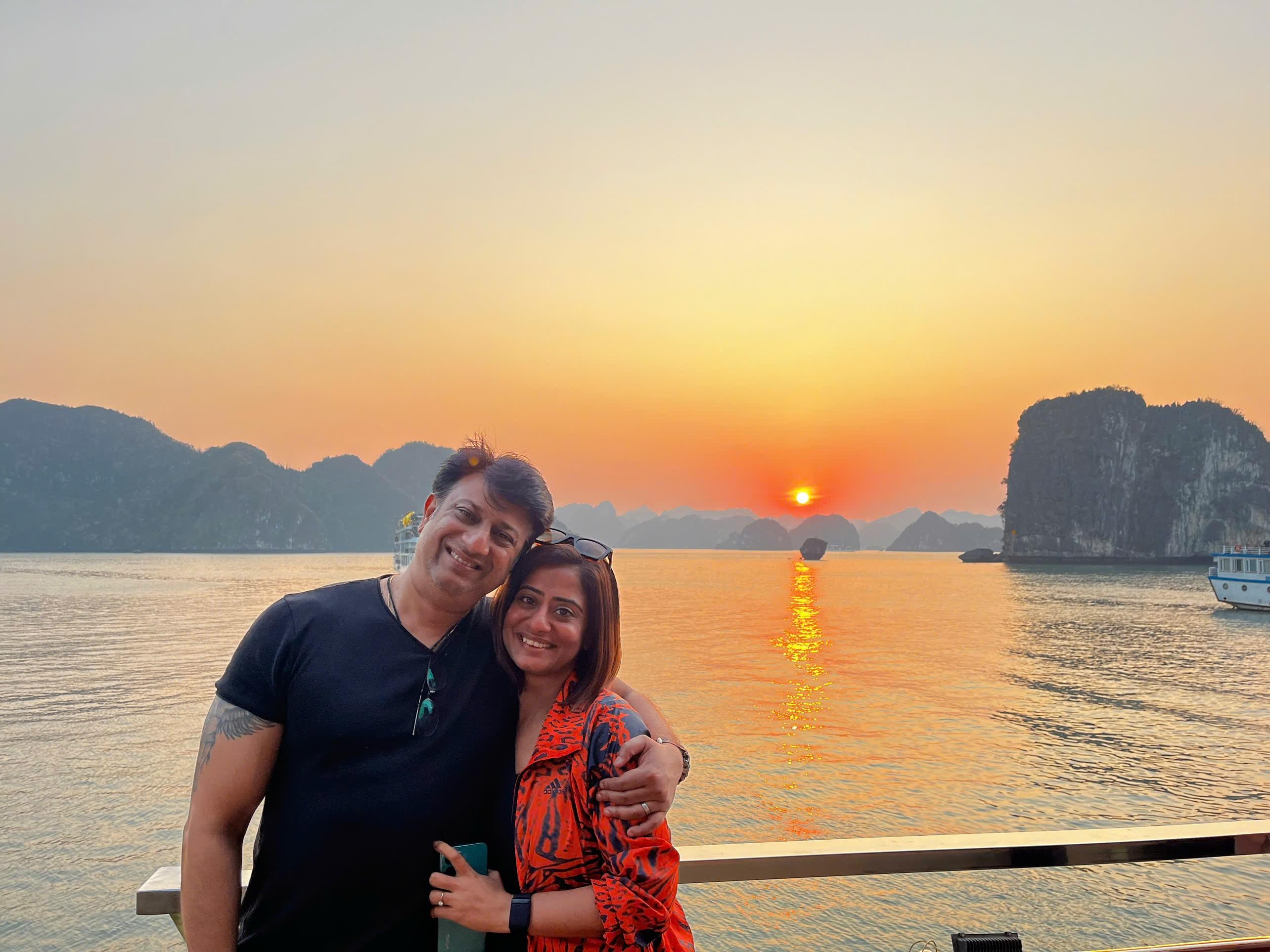 Ha Long Bay Full-Day Cruise: Caves, Kayaking & Scenic Views