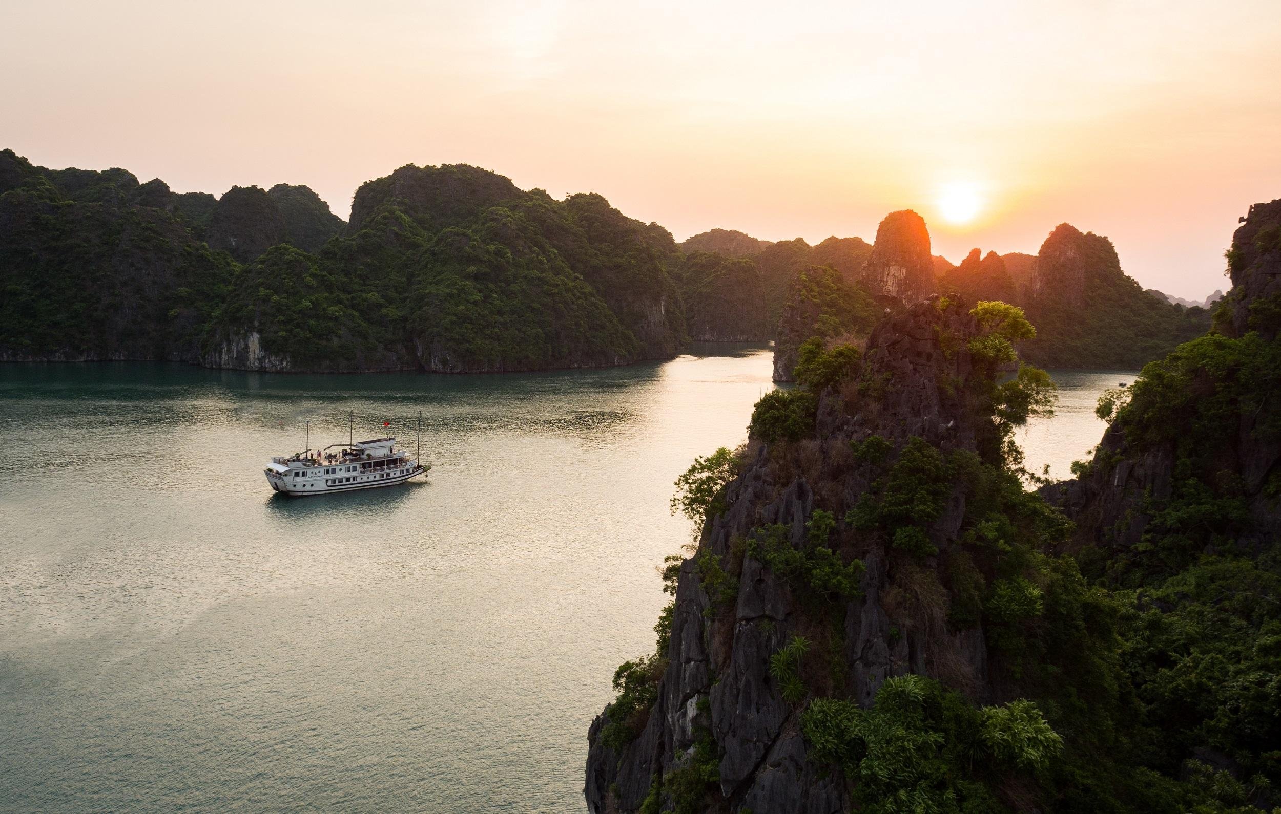 Hanoi: 3-Day Ha Long & Bai Tu Long Bay Cruise