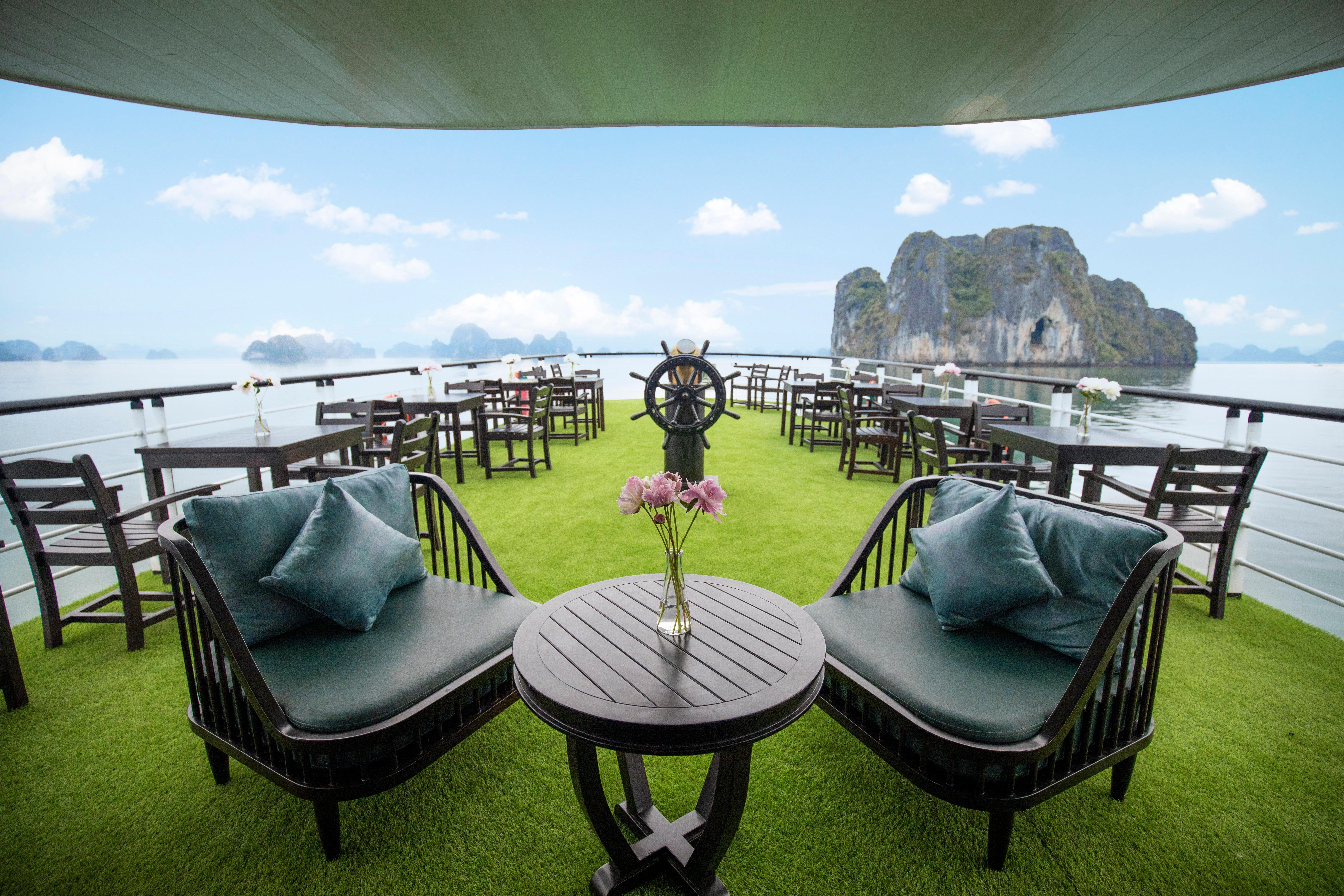 Hanoi: Bai Tu Long Bay Day Cruise with Cave, Kayak & Lunch