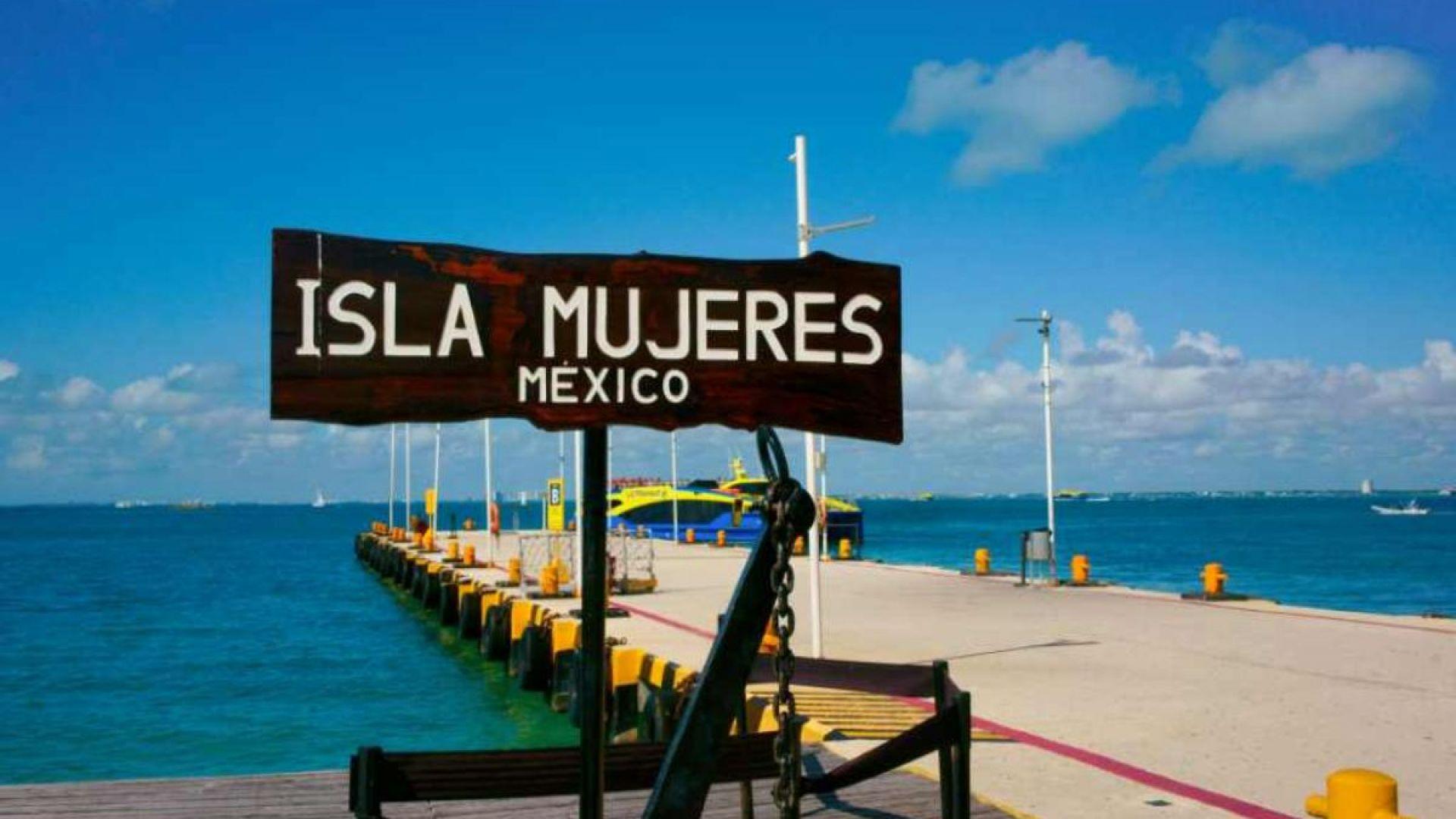 Isla Mujeres Day Trip with Beach Club & Manatee Encounter