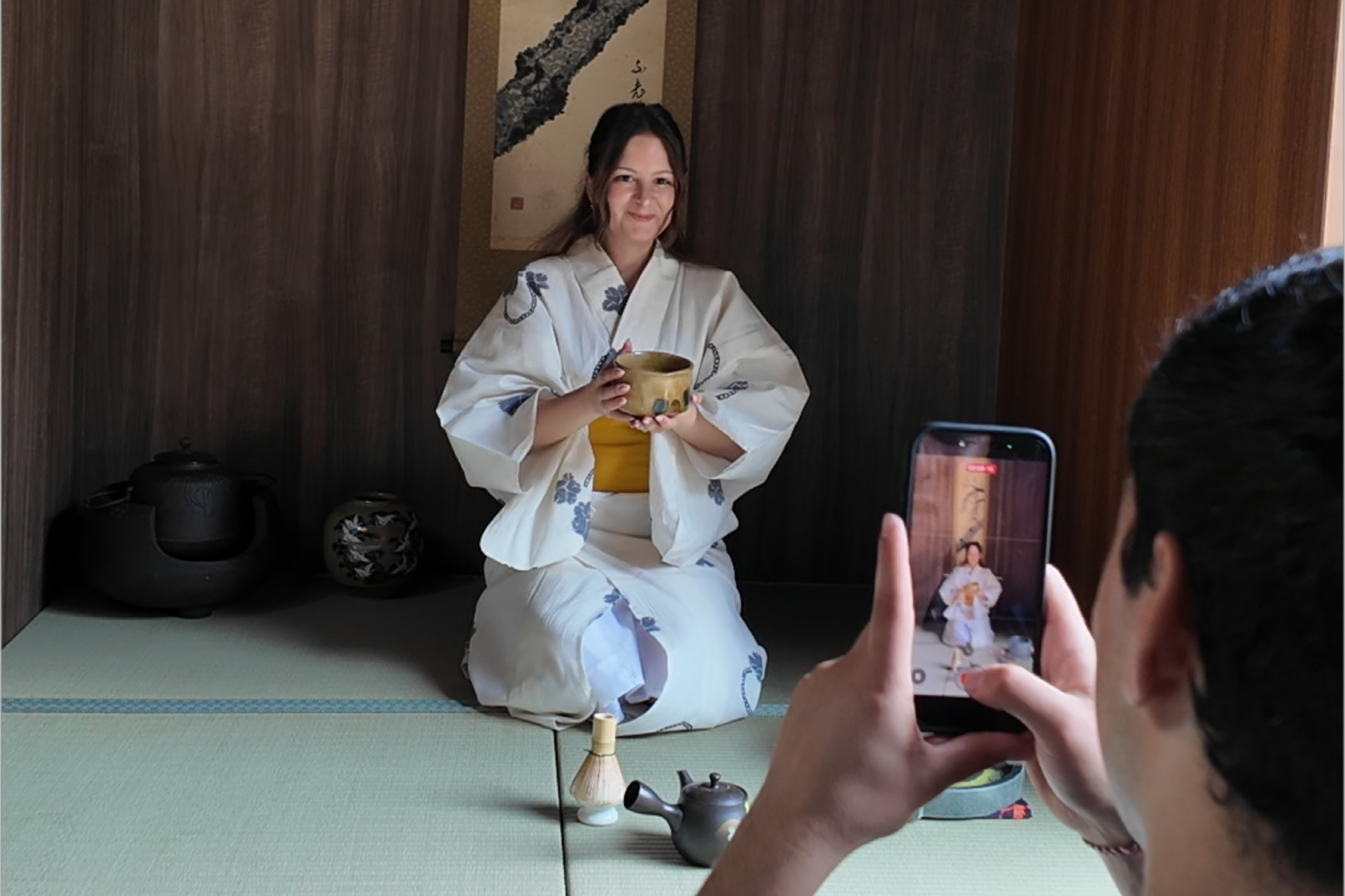 Privat upplevelse i Machiya i Kyoto: Tebjudning, kalligrafi & kimono