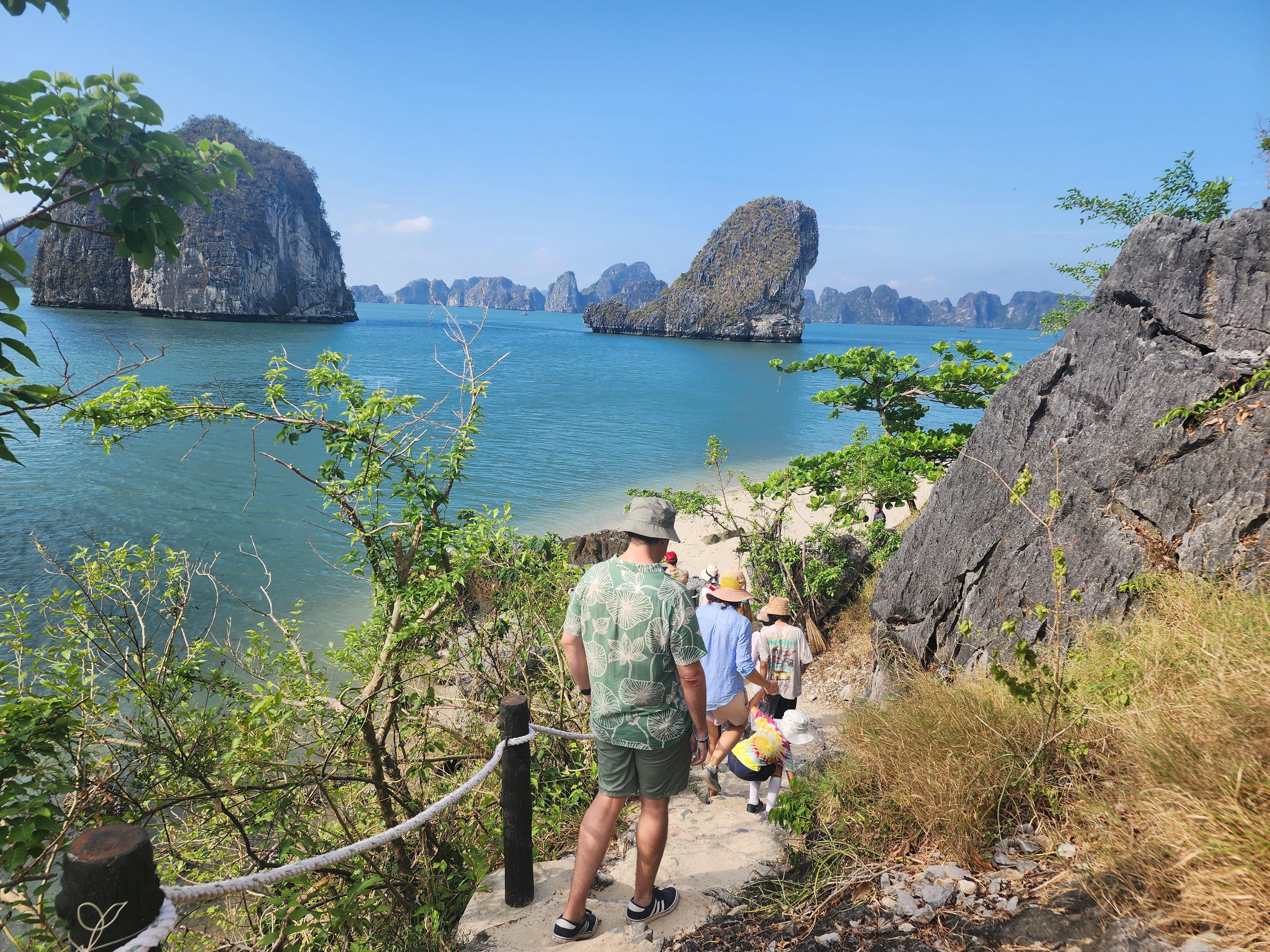 Ha Long & Bai Tu Long Bay 2-Day Overnight Cruise from Hanoi