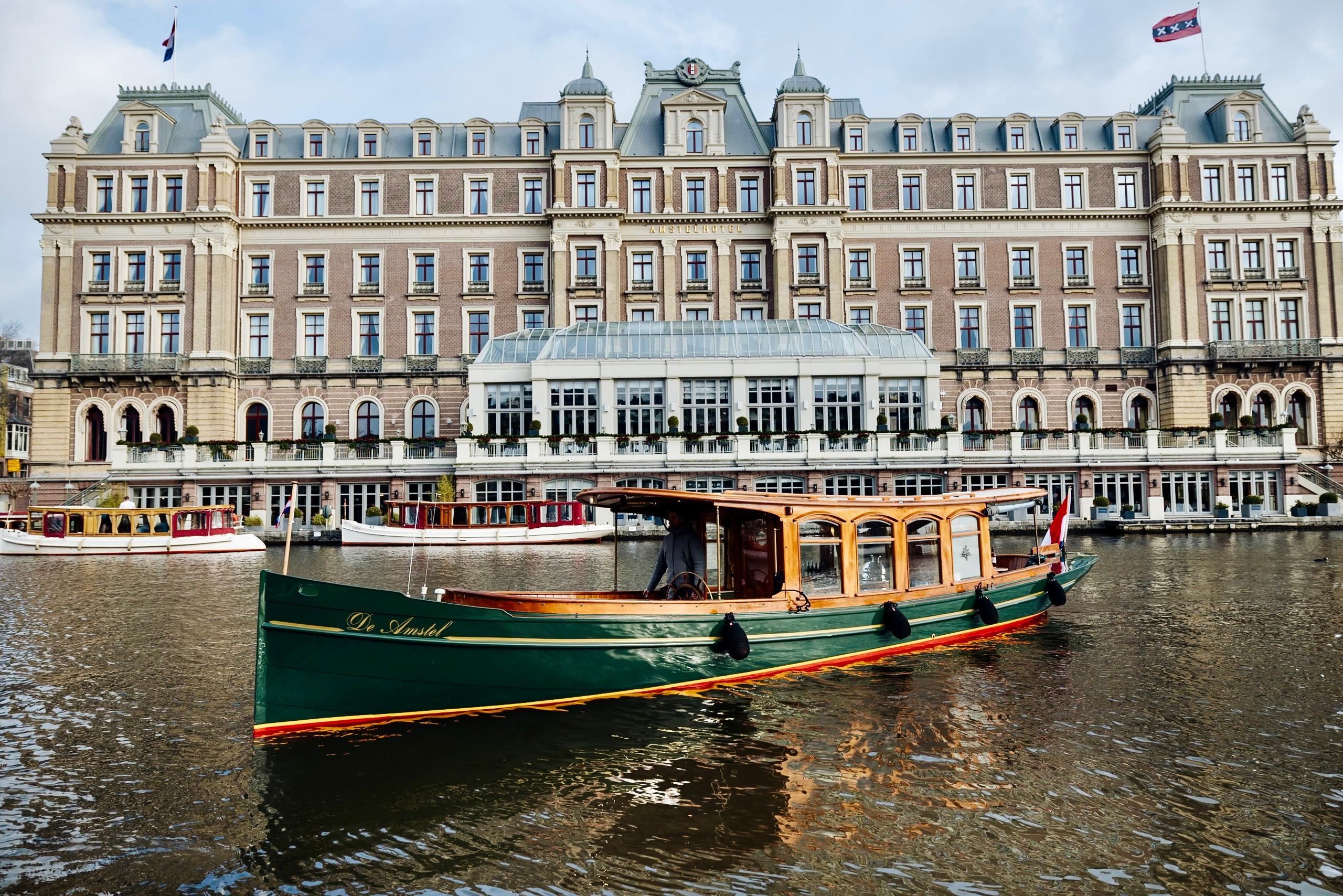 Amsterdam Luxury Canal Cruise with Live Guide & Drinks