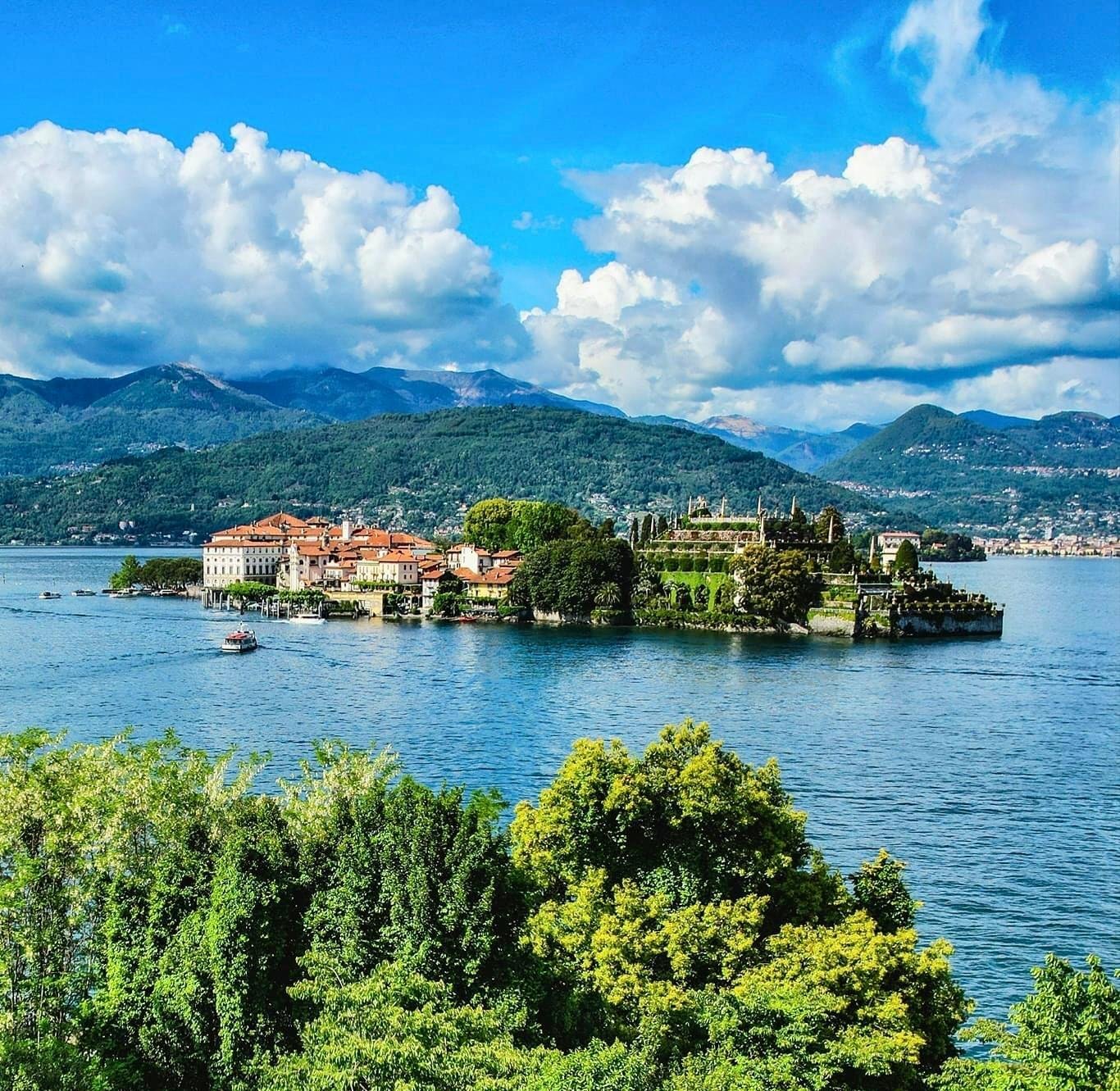 Borromean Islands Boat Tour: Bella & Pescatori from Feriolo