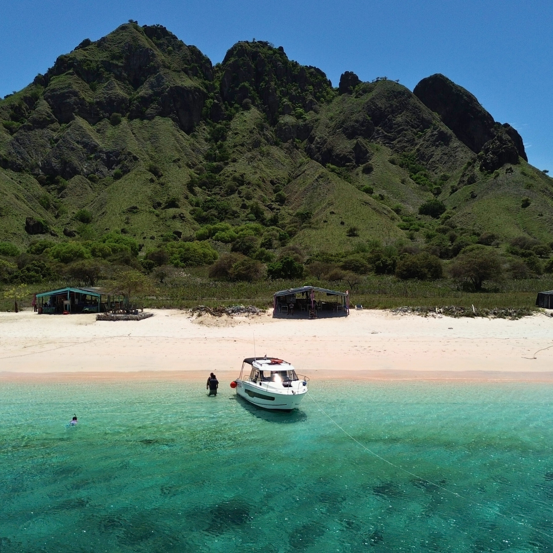 Komodo 6-Island Private Yacht Day Trip with Manta Ray Snorkeling