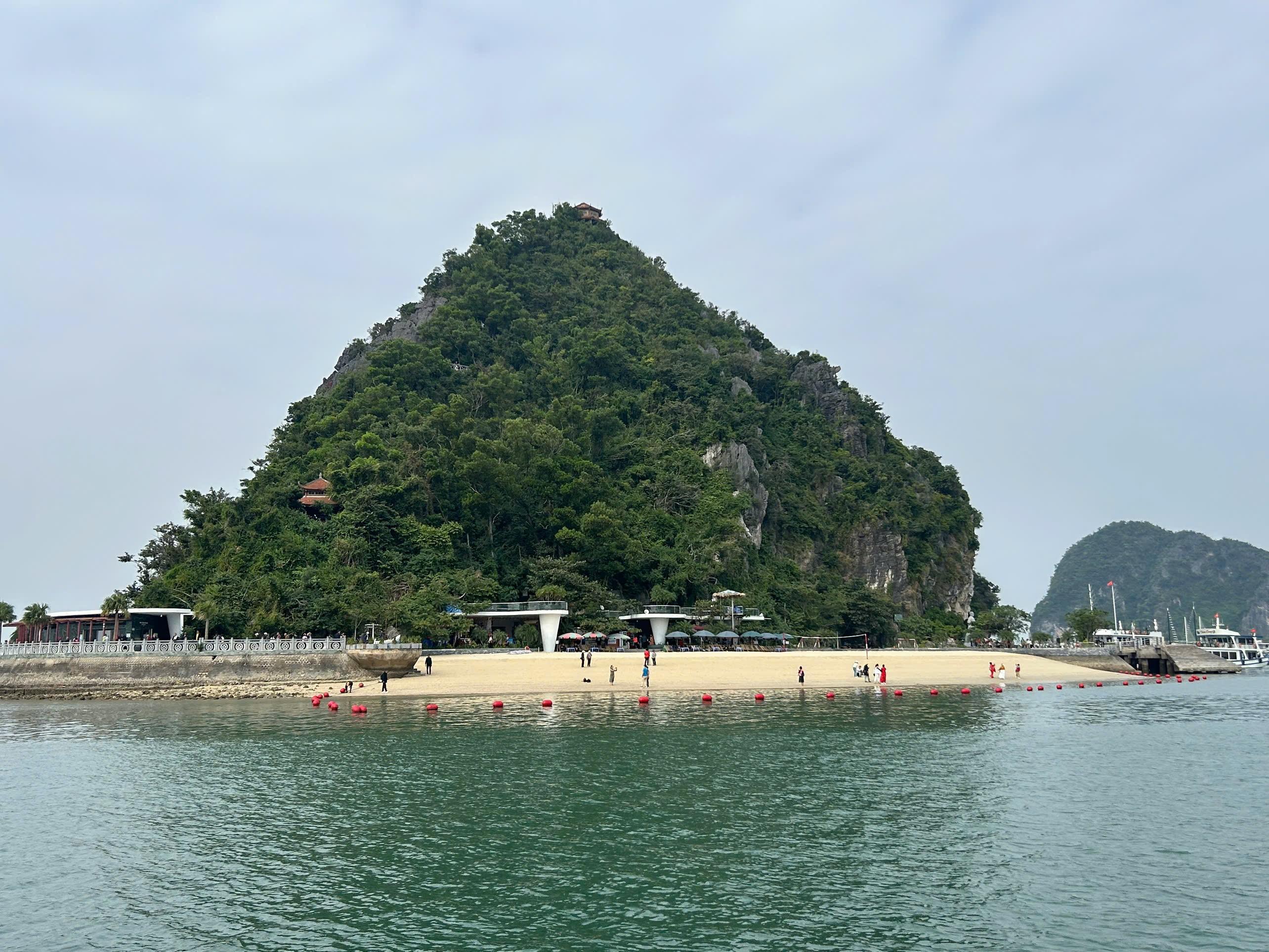 Ha Long Bay Full-Day Cruise: Caves, Kayaking & Scenic Views