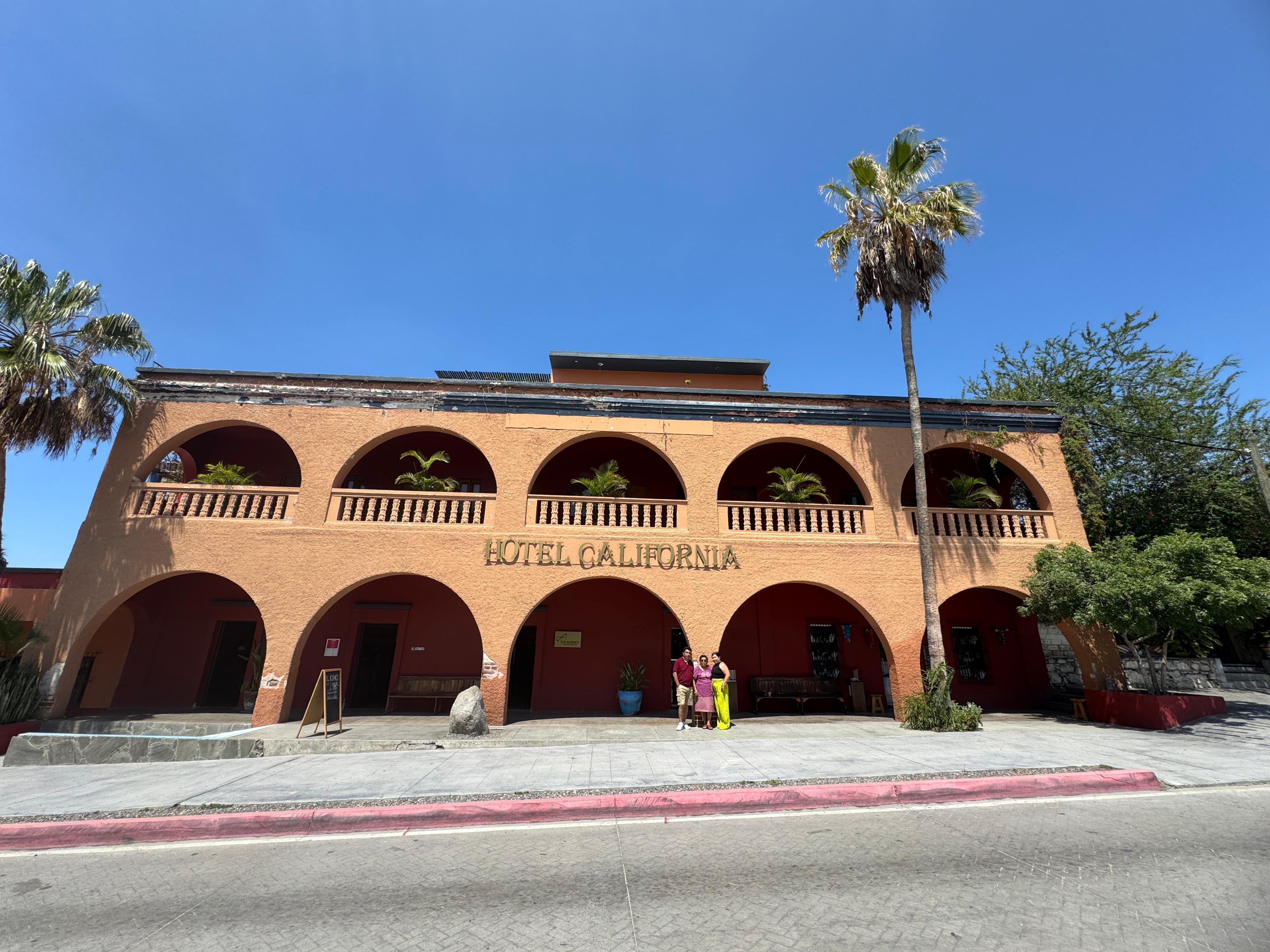 Cabo to La Paz Private Day Tour: Todos Santos, Balandra Beach & Cerritos Sunset