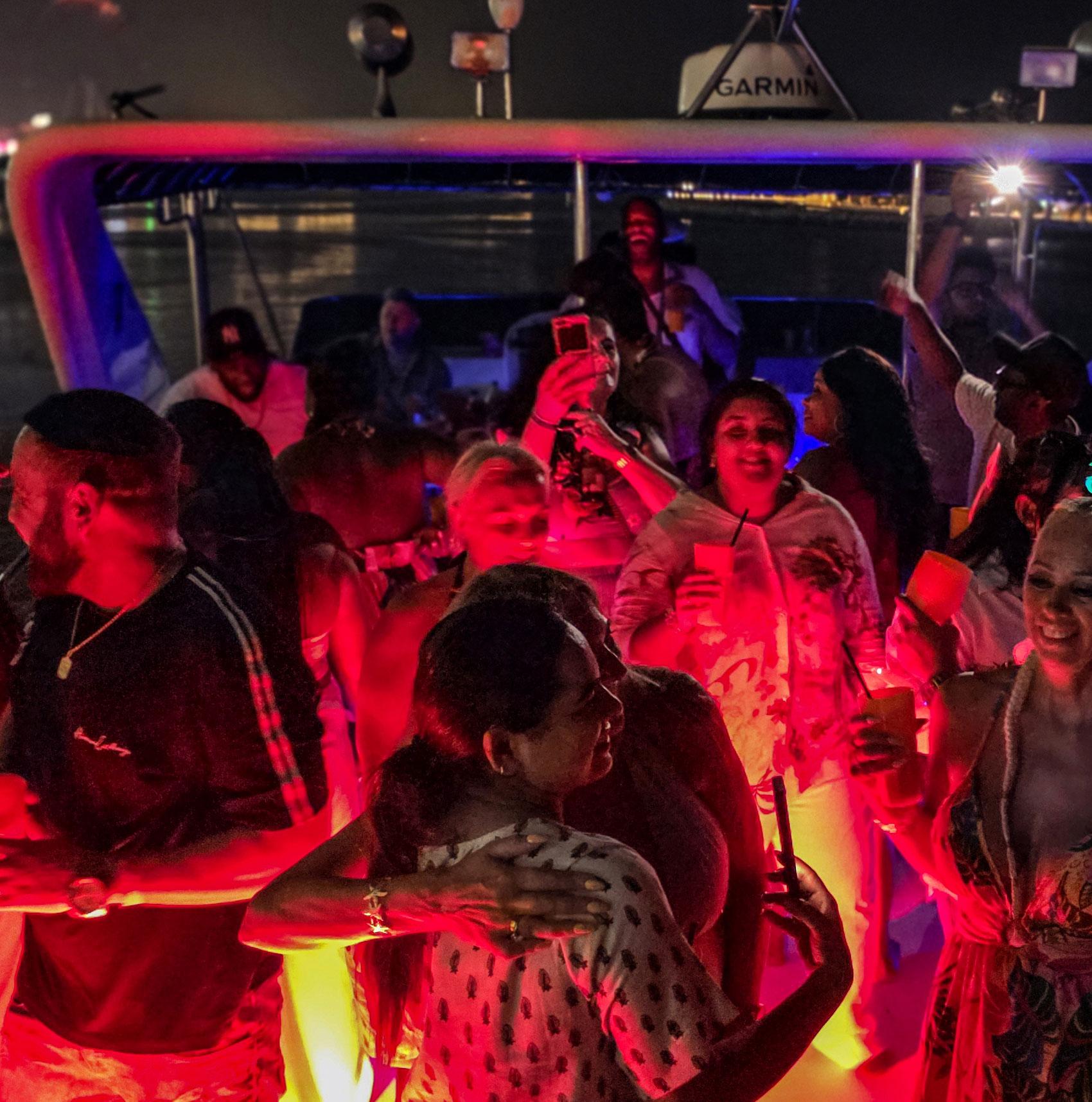 Dubai Marina Luxury Yacht Party – BBQ, Open Bar & Live DJ